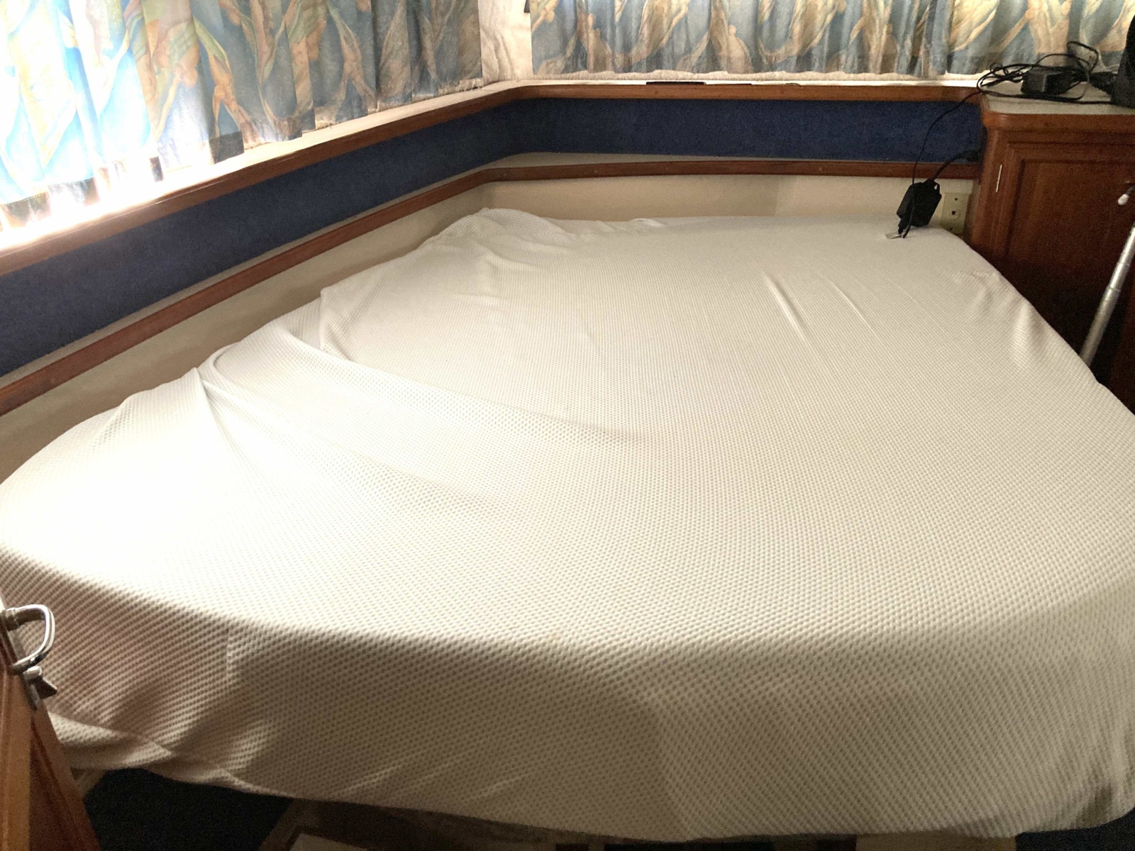 38' 1989 Carver 3807