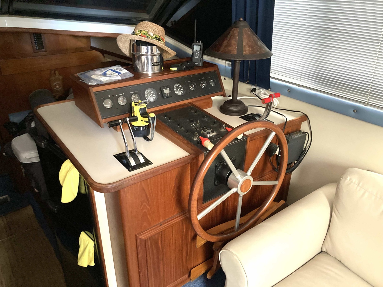 38' 1989 Carver 3807