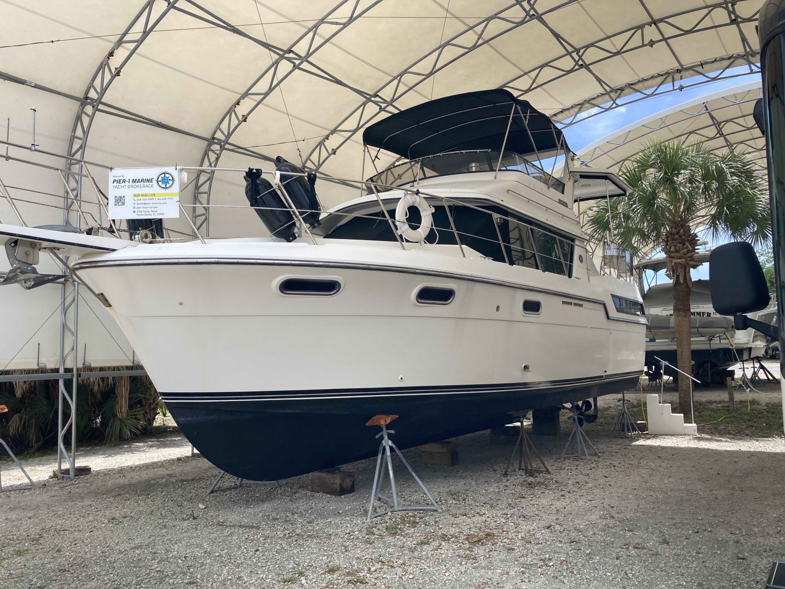 38' 1989 Carver 3807