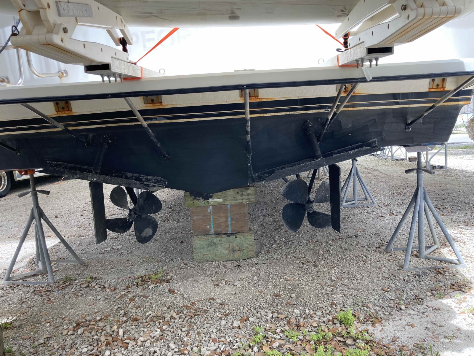 38' 1989 Carver 3807