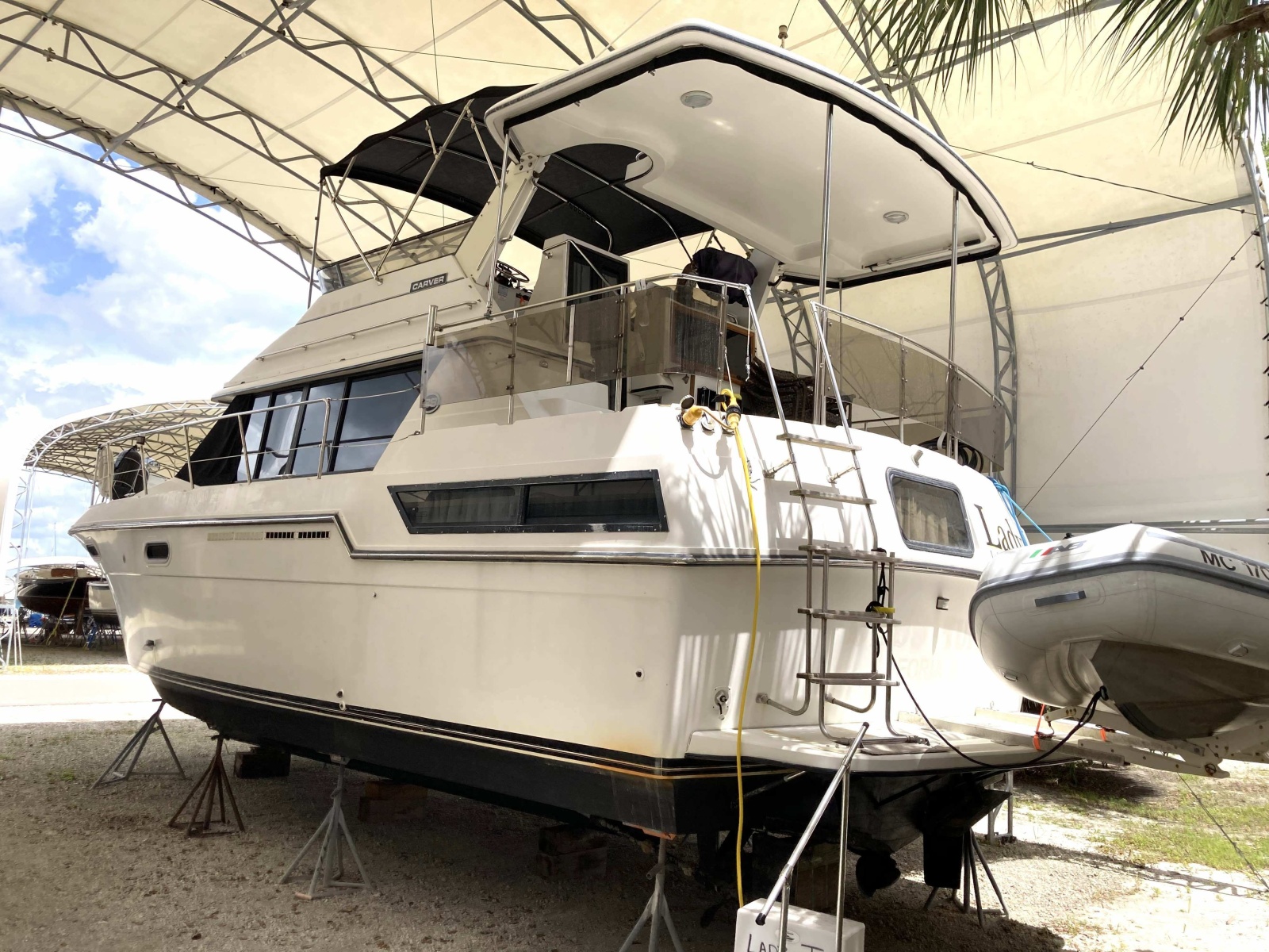 38' 1989 Carver 3807