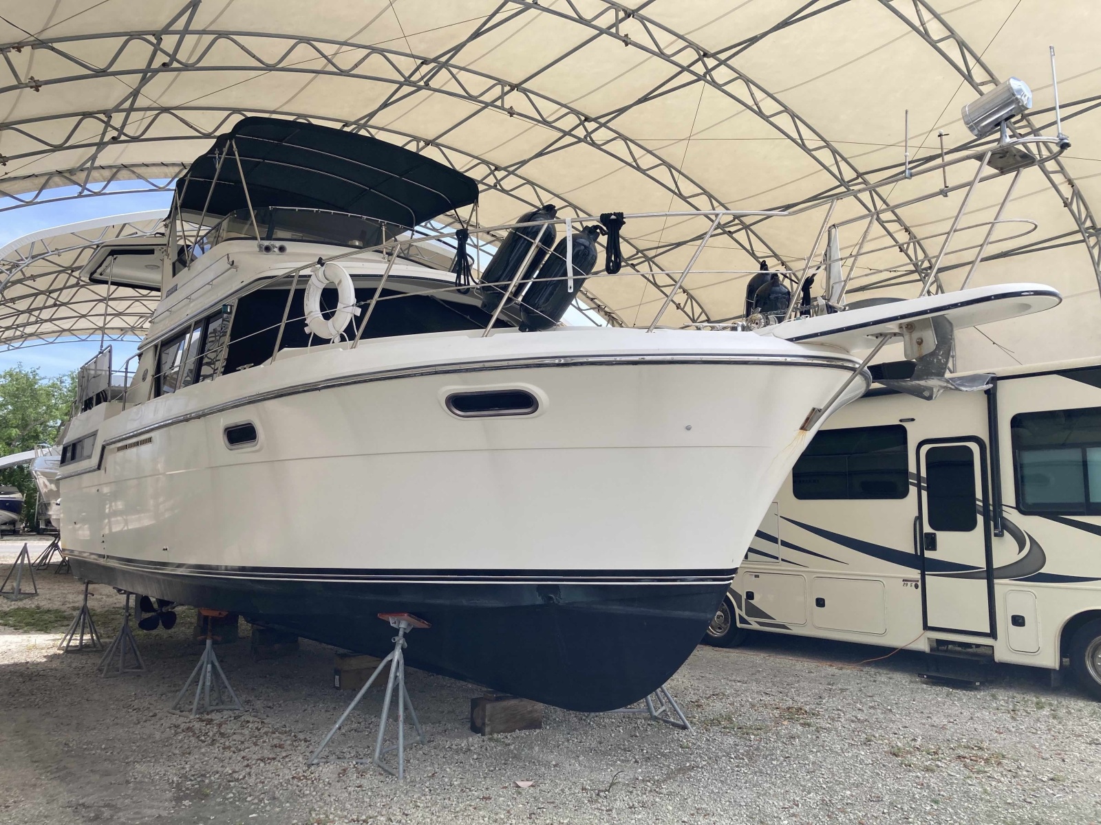 38' 1989 Carver 3807