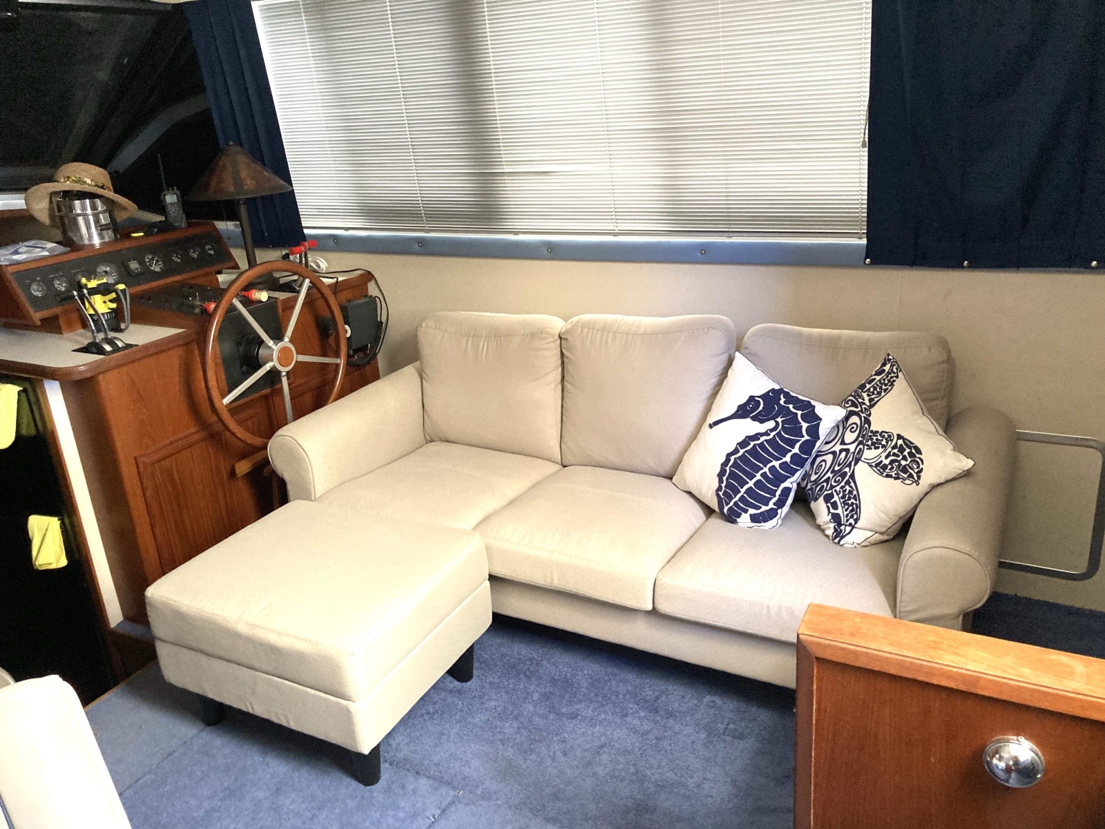 38' 1989 Carver 3807