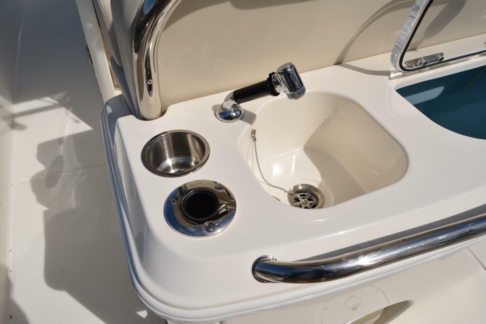 27' 2021 Boston Whaler 270 Dauntless