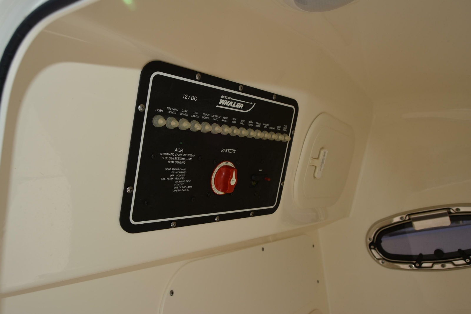 27' 2021 Boston Whaler 270 Dauntless