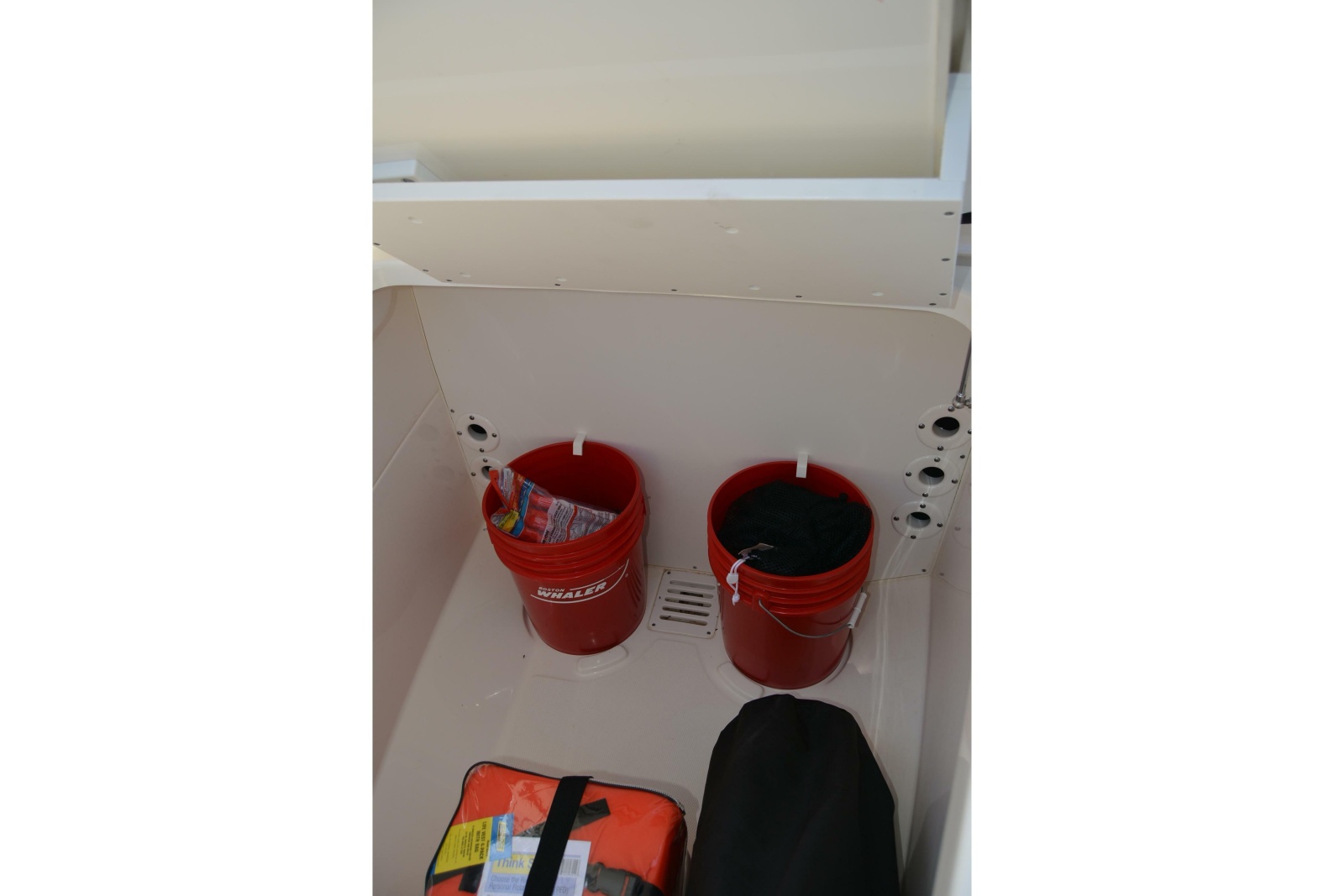 27' 2021 Boston Whaler 270 Dauntless