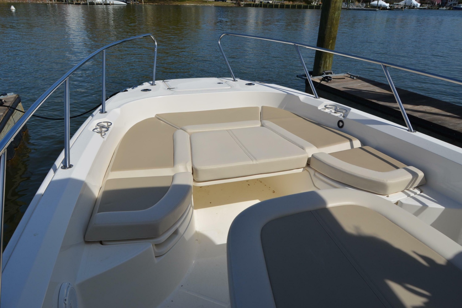 27' 2021 Boston Whaler 270 Dauntless
