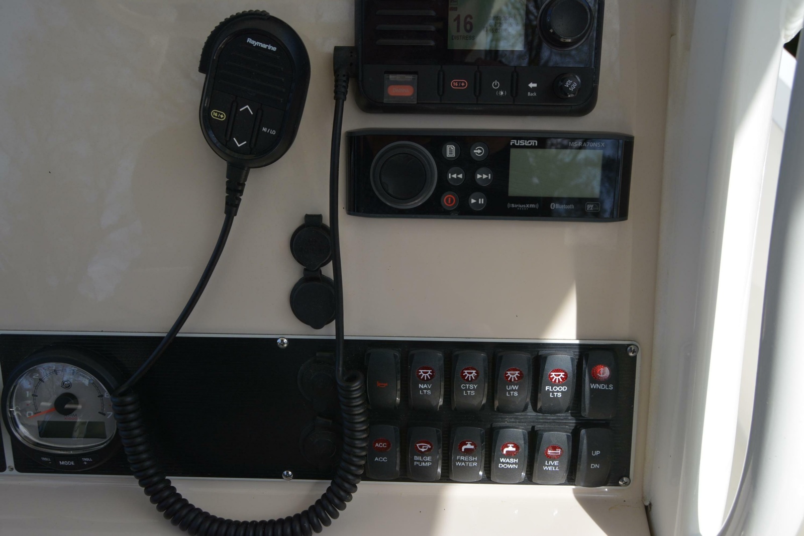 27' 2021 Boston Whaler 270 Dauntless