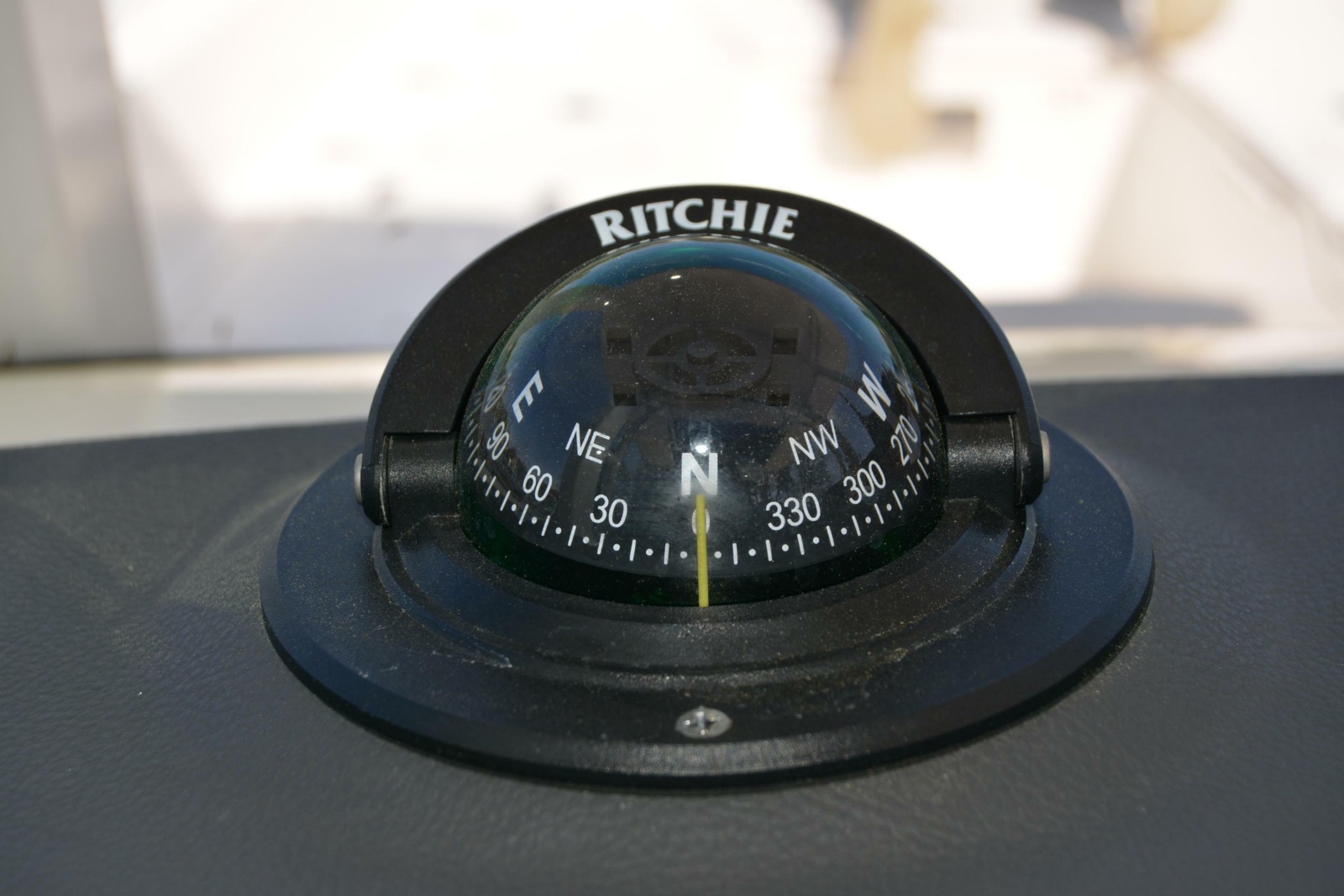 27' 2021 Boston Whaler 270 Dauntless