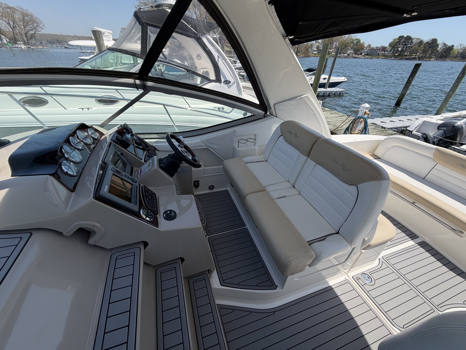 2008 Sea Ray 330 Sundancer