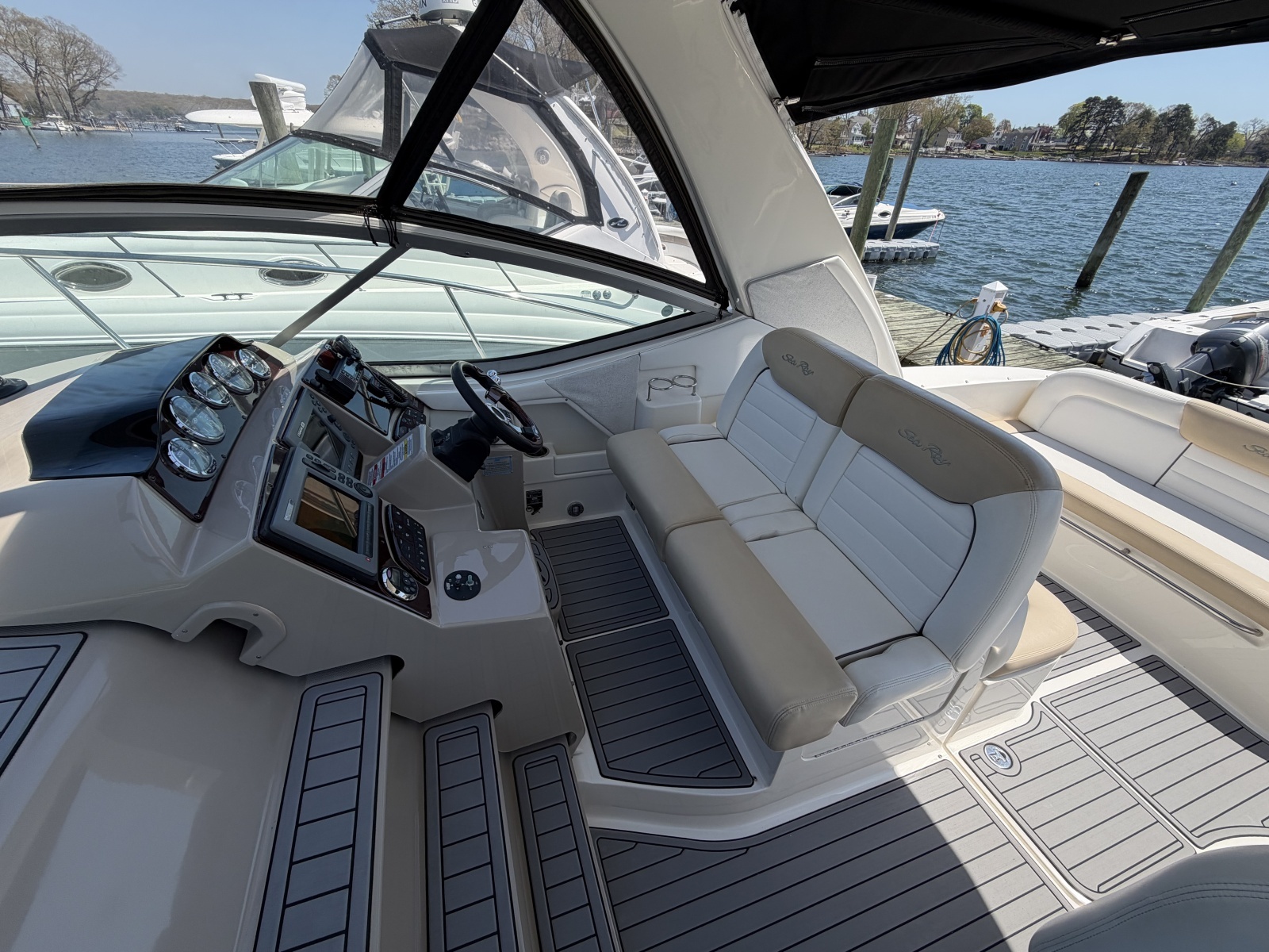 33ft Sea Ray Yacht For Sale