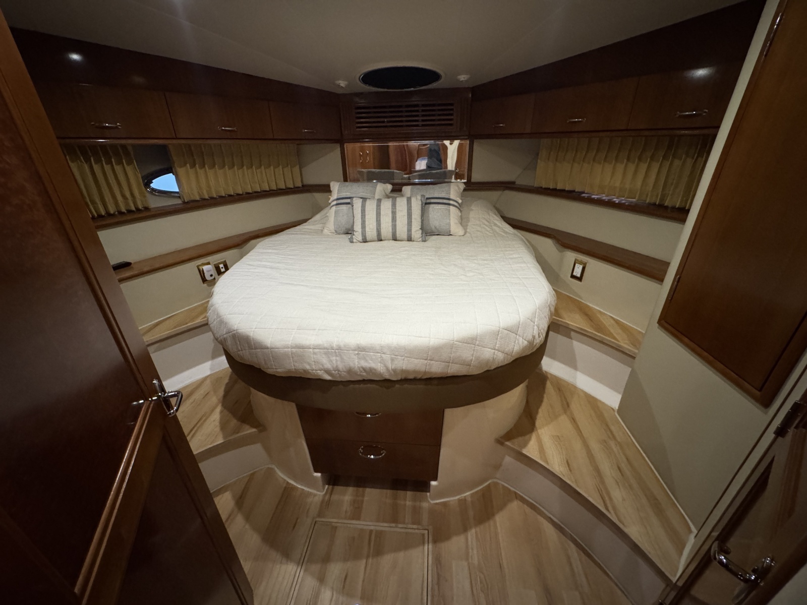 2004 Carver 466 Motor Yacht