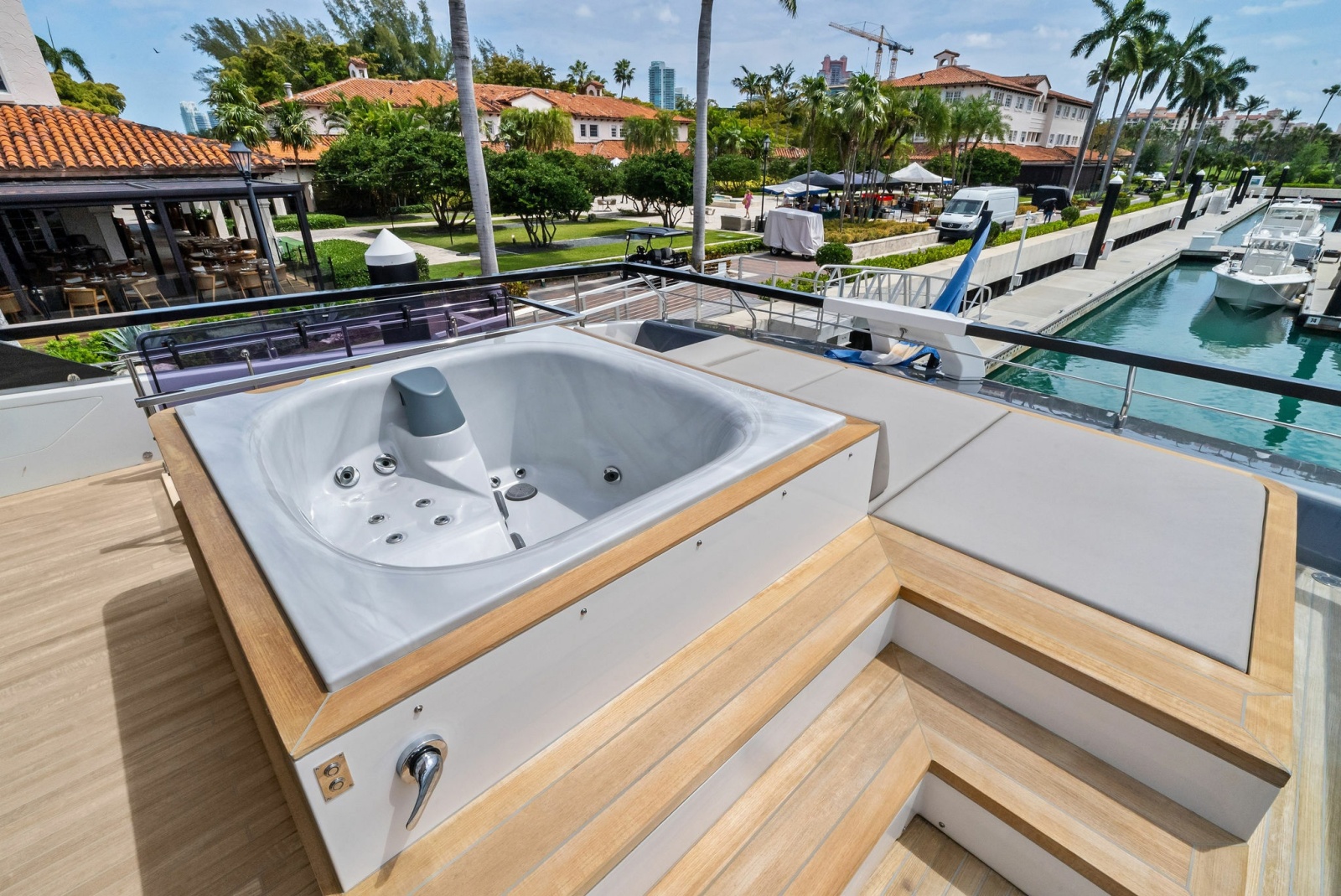 86' 2023 Ferretti Yachts 860