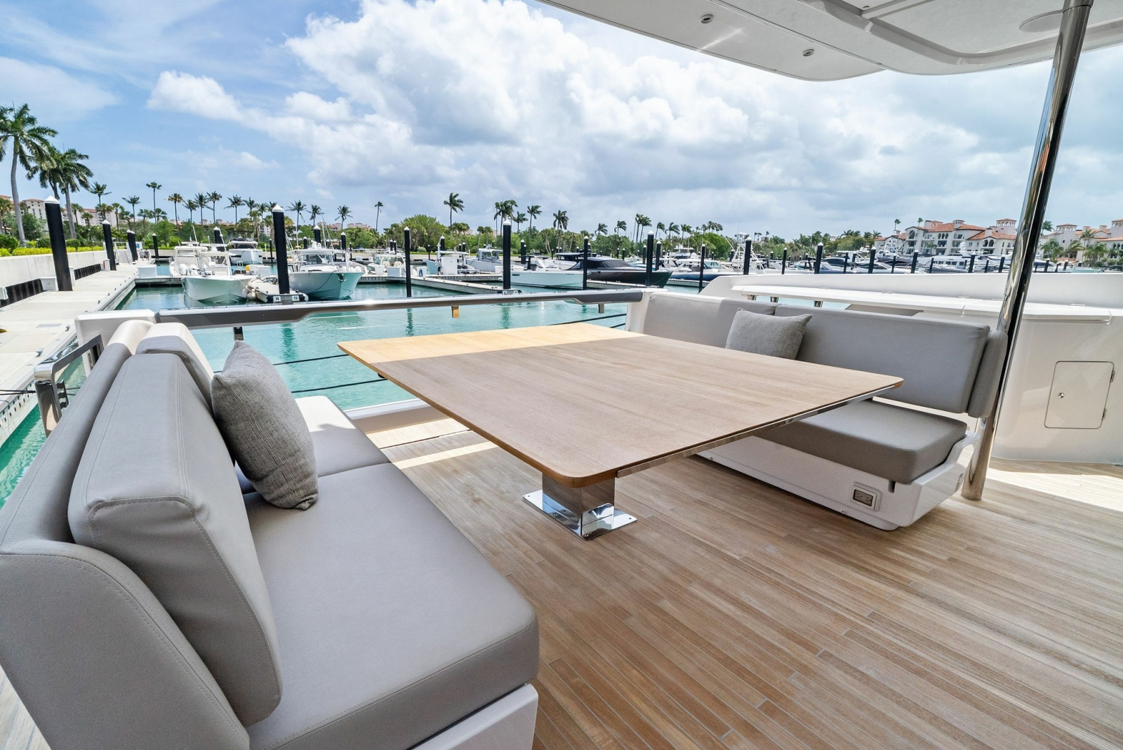 86' 2023 Ferretti Yachts 860