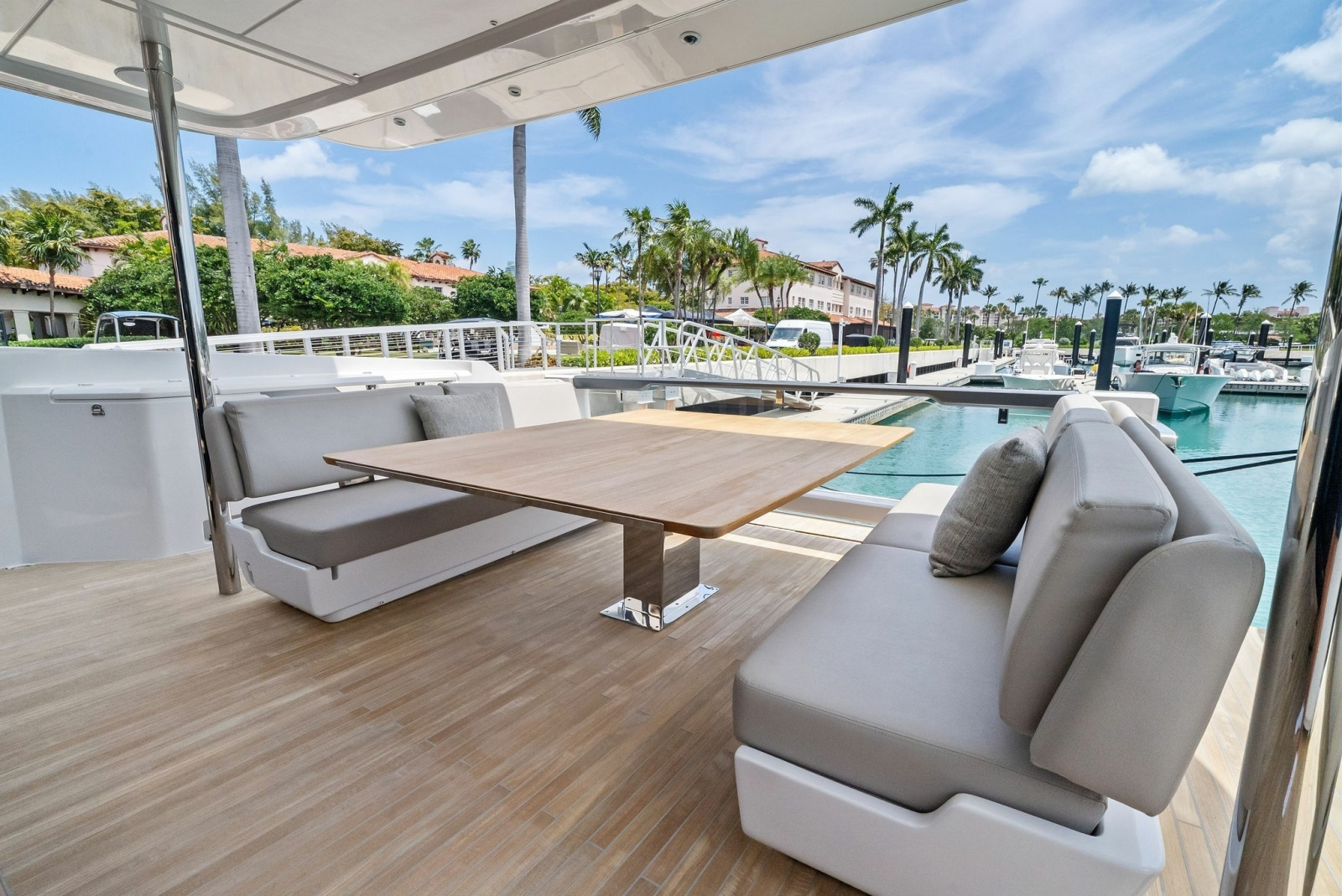 LADY F 86ft Ferretti Yachts Yacht For Sale