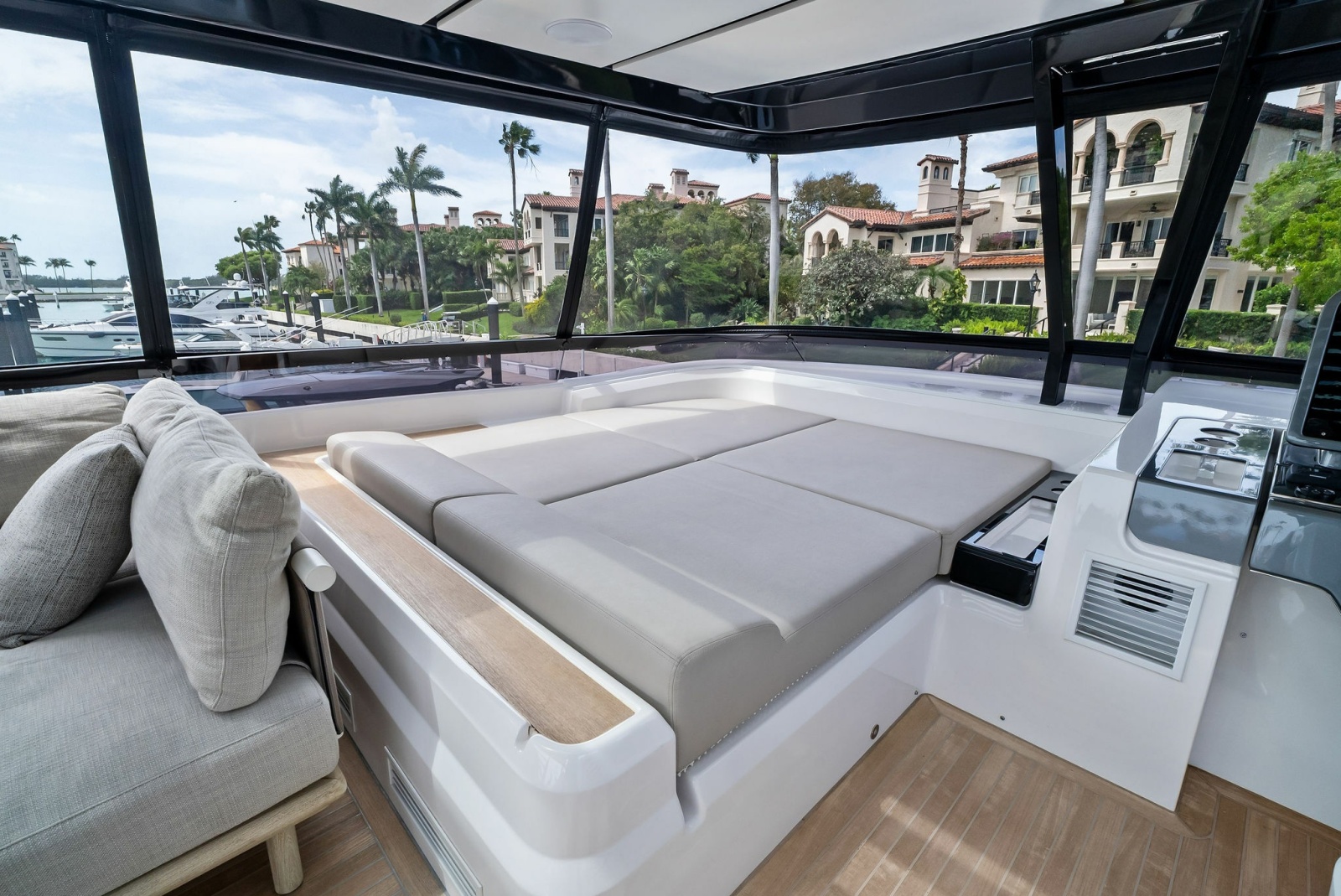 86' 2023 Ferretti Yachts 860