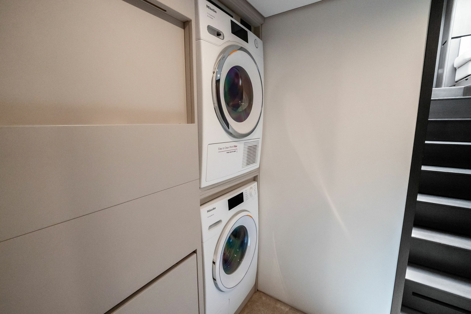 86' 2023 Ferretti Yachts 860