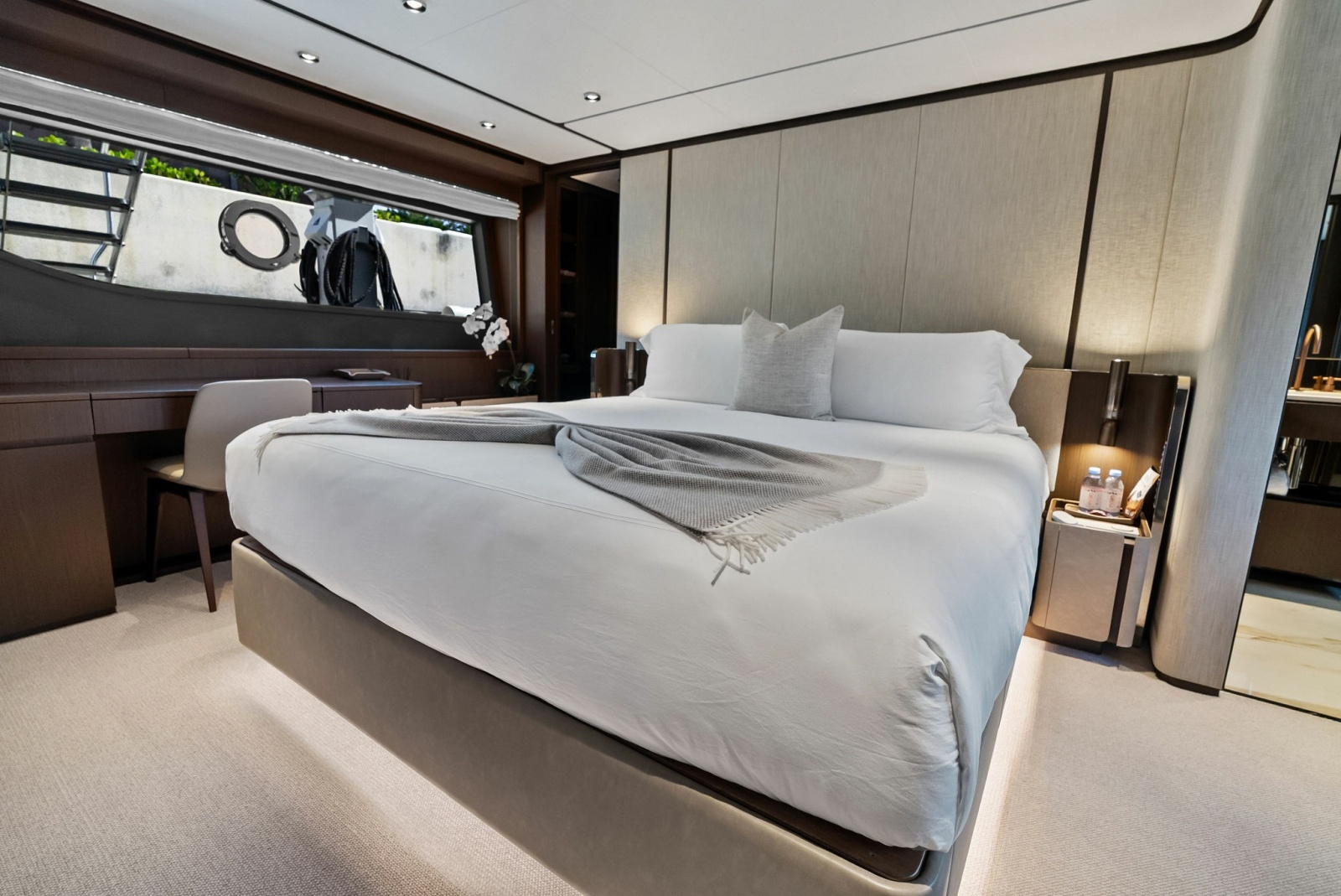 86' 2023 Ferretti Yachts 860