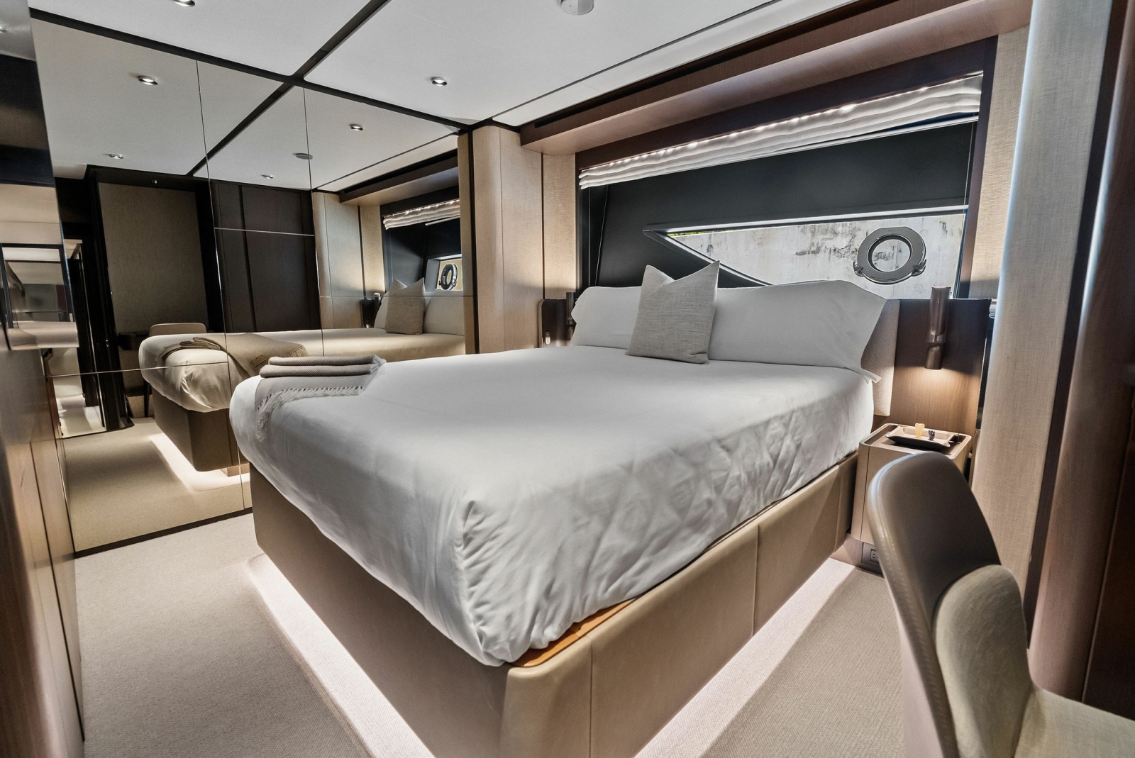 86' 2023 Ferretti Yachts 860