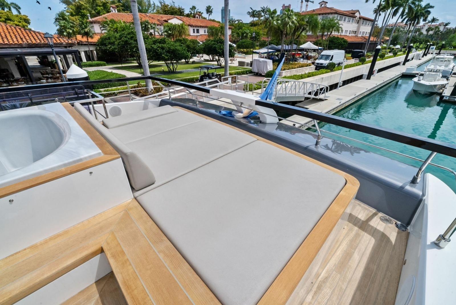 LADY F 86ft Ferretti Yachts Yacht For Sale