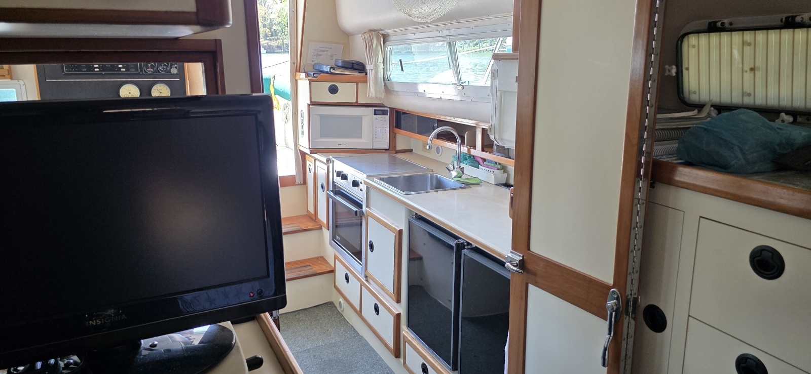 2001 Albin 32 + 2 Command Bridge