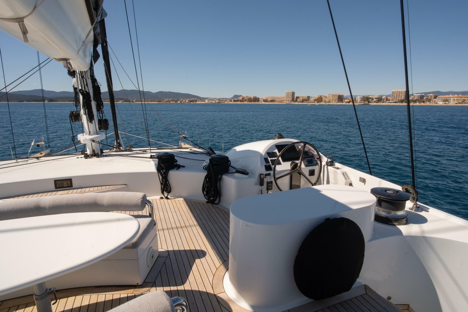 Helm & Exterior Lounge