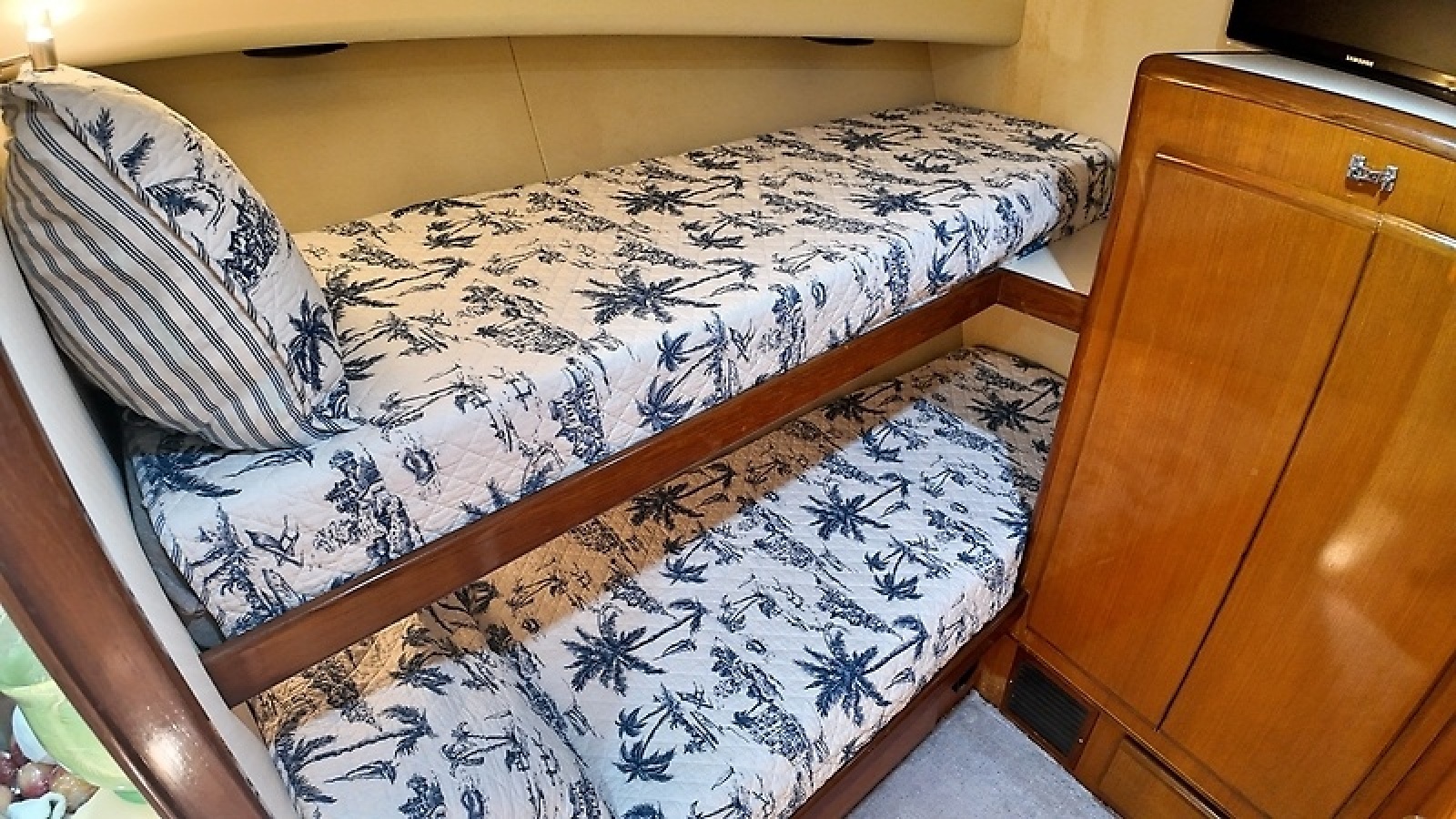 47' 1998 Viking 47 Convertible