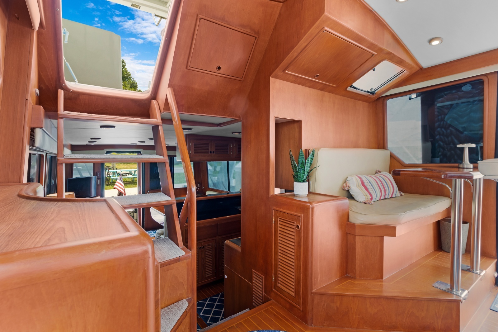 Pilothouse Loungetable, Steps Up To Flybridge