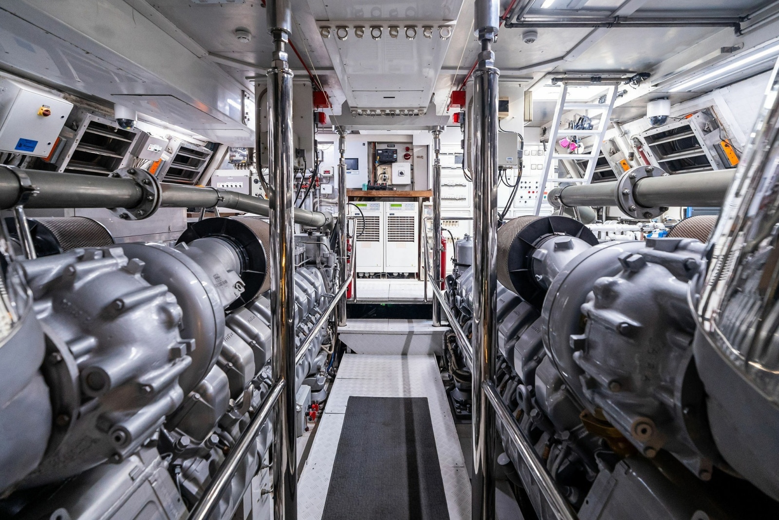 INCOGNITO 130ft Mangusta Yacht For Sale