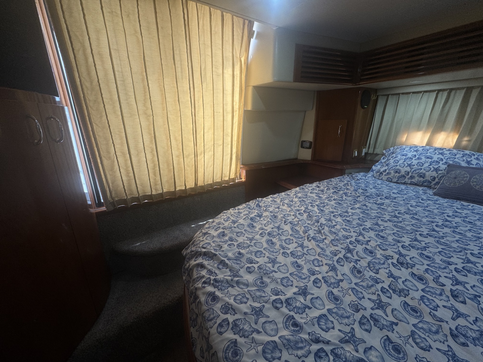 2003 Carver 444 Cockpit Motor Yacht