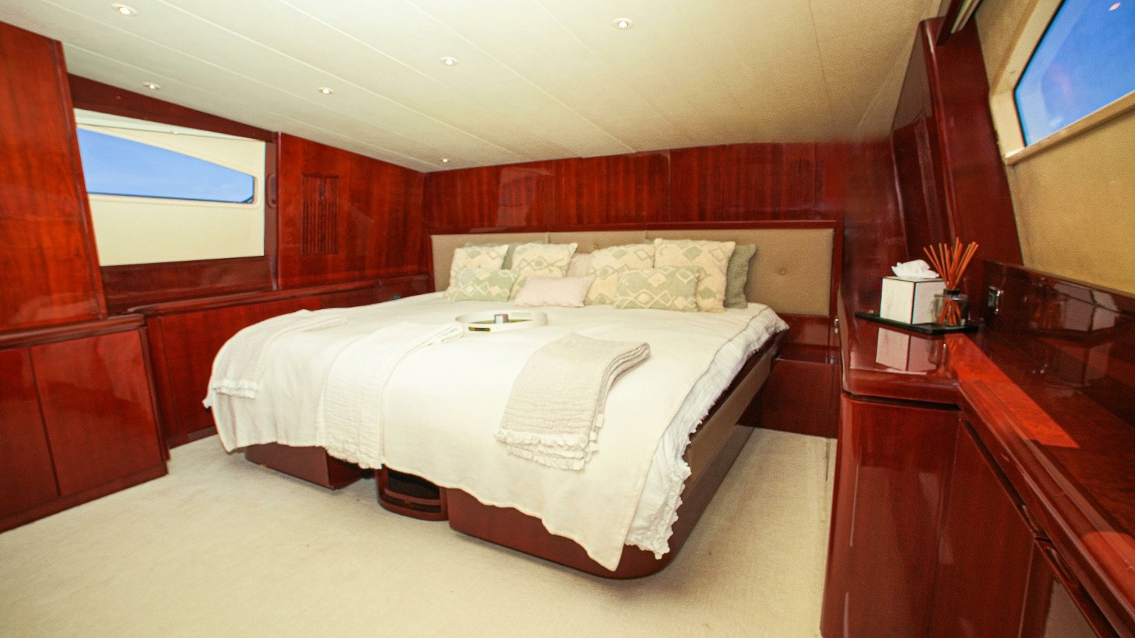 102' 2005 Falcon Falcon 102 Flybridge