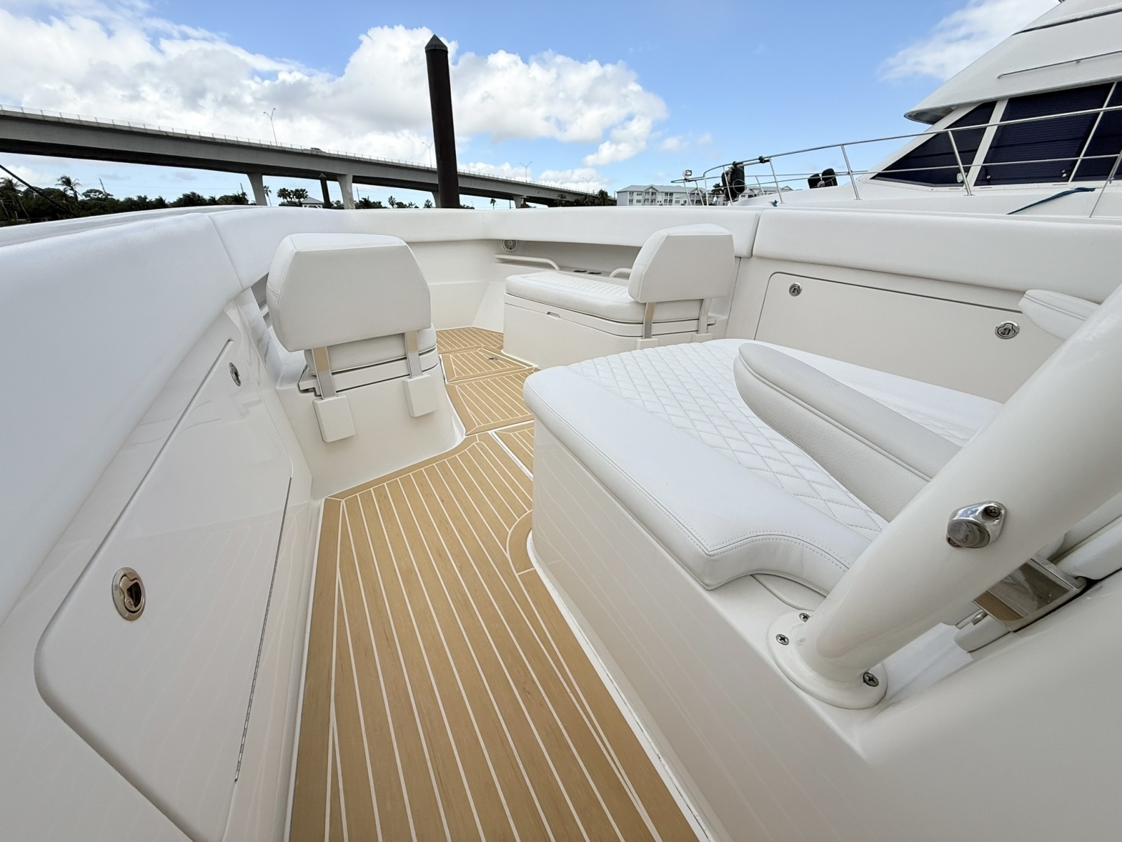 Jupiter 38 - PLAYPEN - Bow