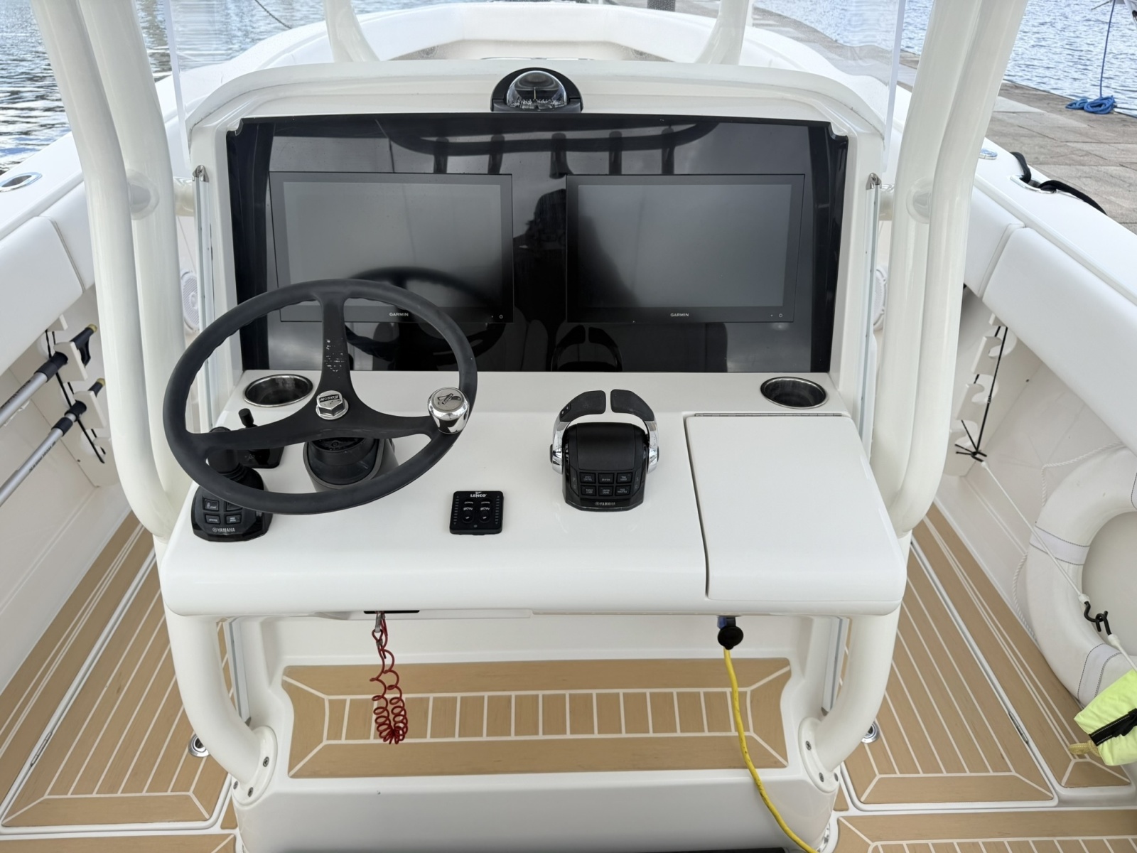 Jupiter 38 - PLAYPEN - Helm