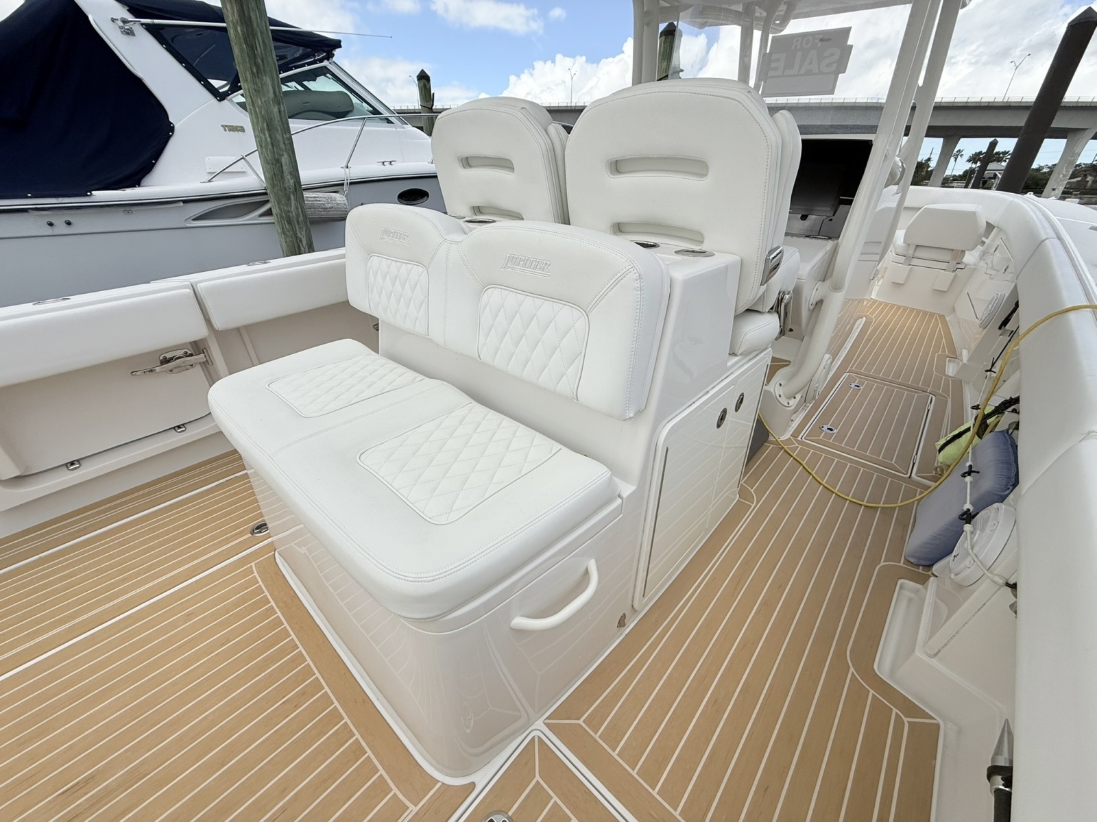 Jupiter 38 - PLAYPEN - Aft Seating