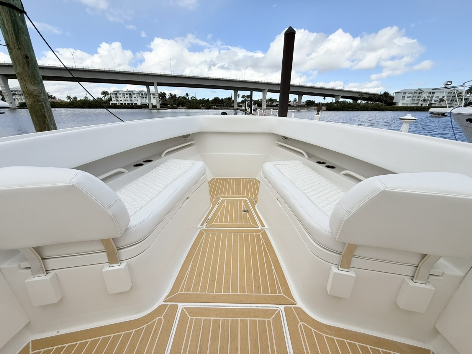 Jupiter 38 - PLAYPEN - Bow