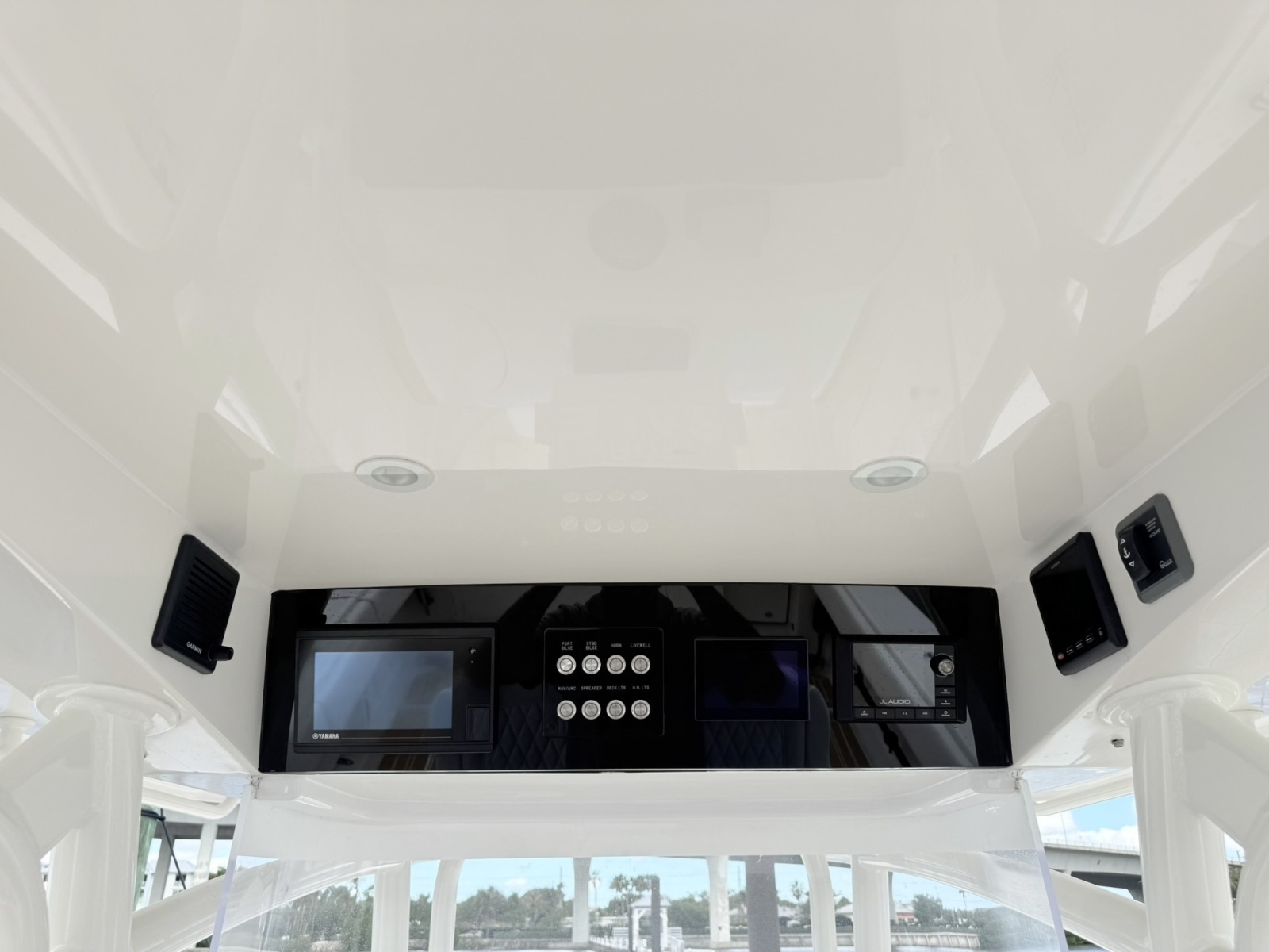 Jupiter 38 - PLAYPEN - Helm