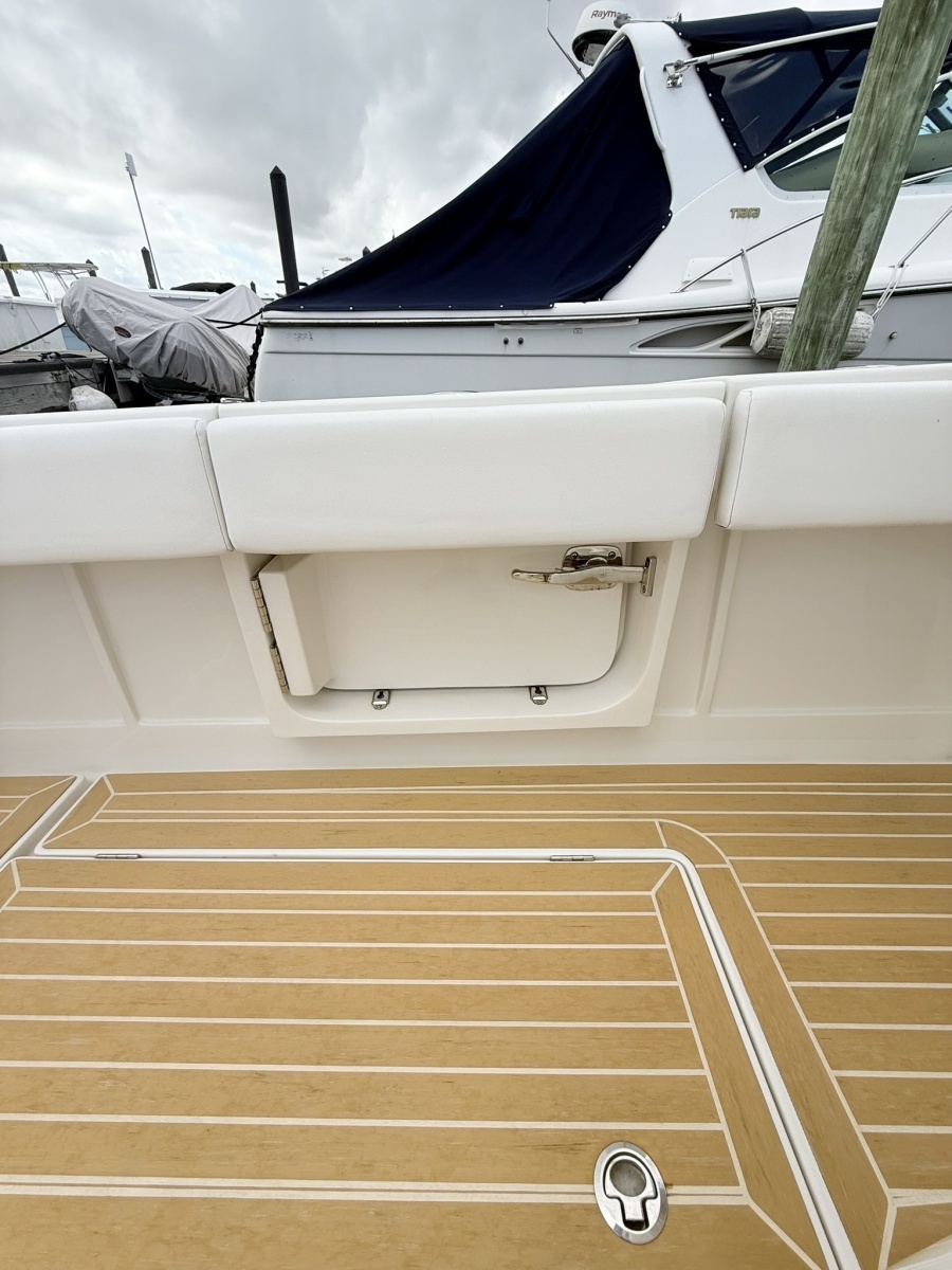 Jupiter 38 - PLAYPEN - Dive Door