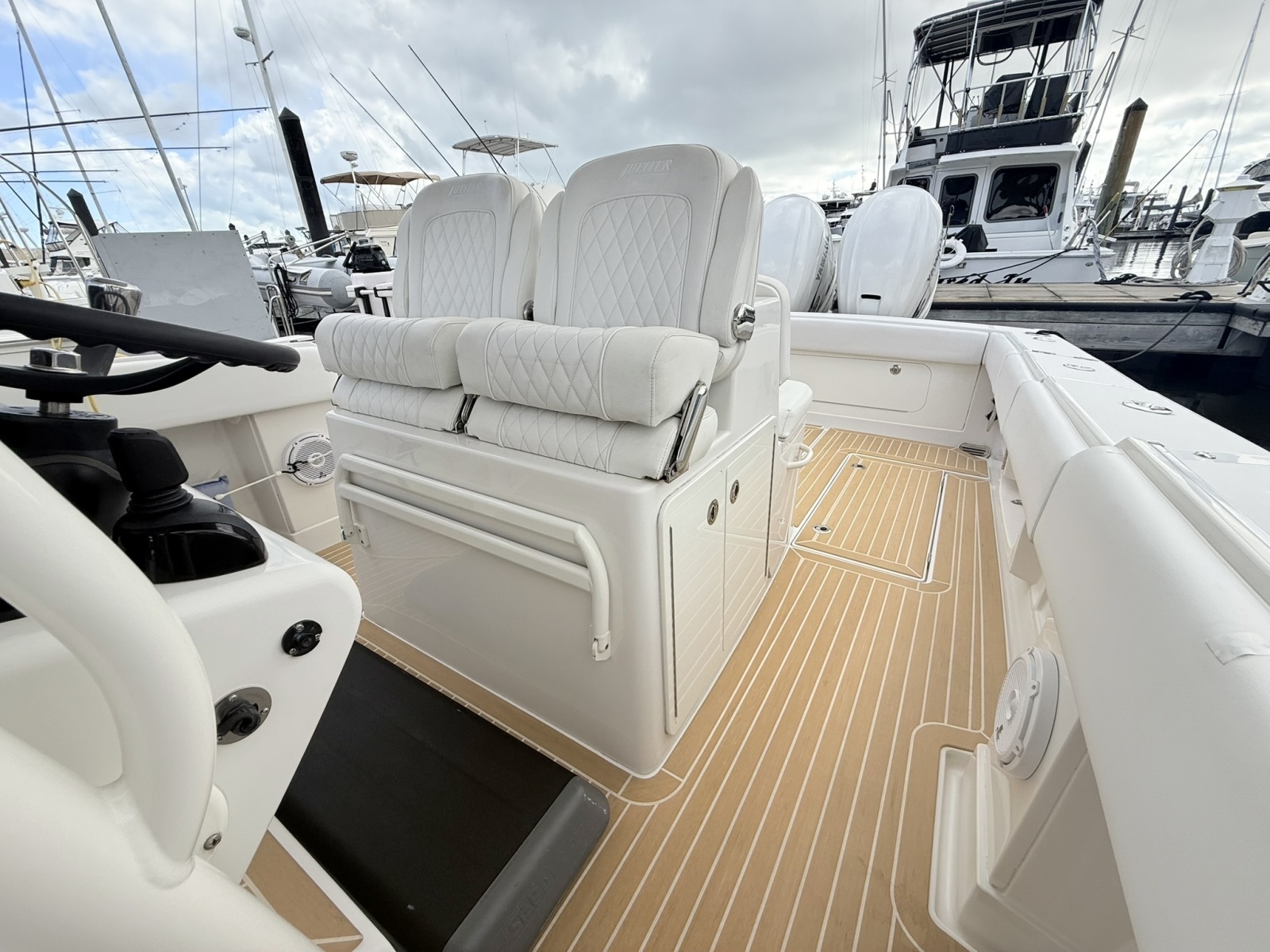 Jupiter 38 - PLAYPEN - Helm