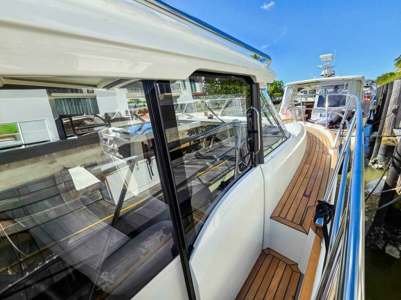 33ft Marex Yacht For Sale