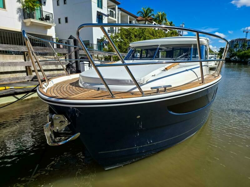 33ft Marex Yacht For Sale