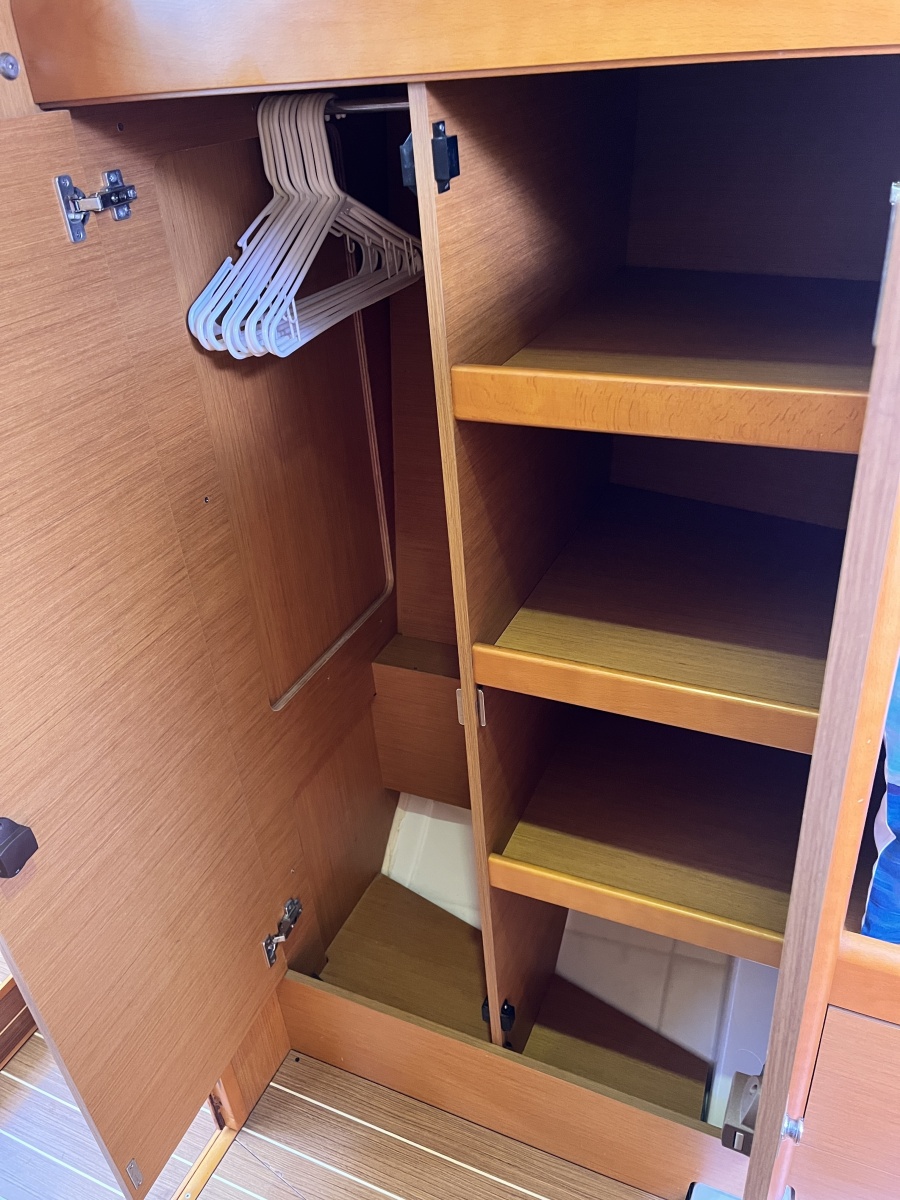 41' 2015 Jeanneau 41 DS