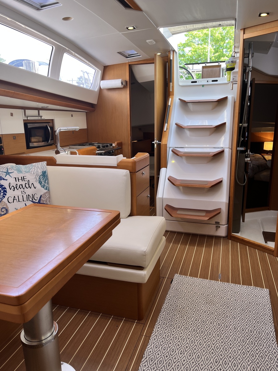41' 2015 Jeanneau 41 DS