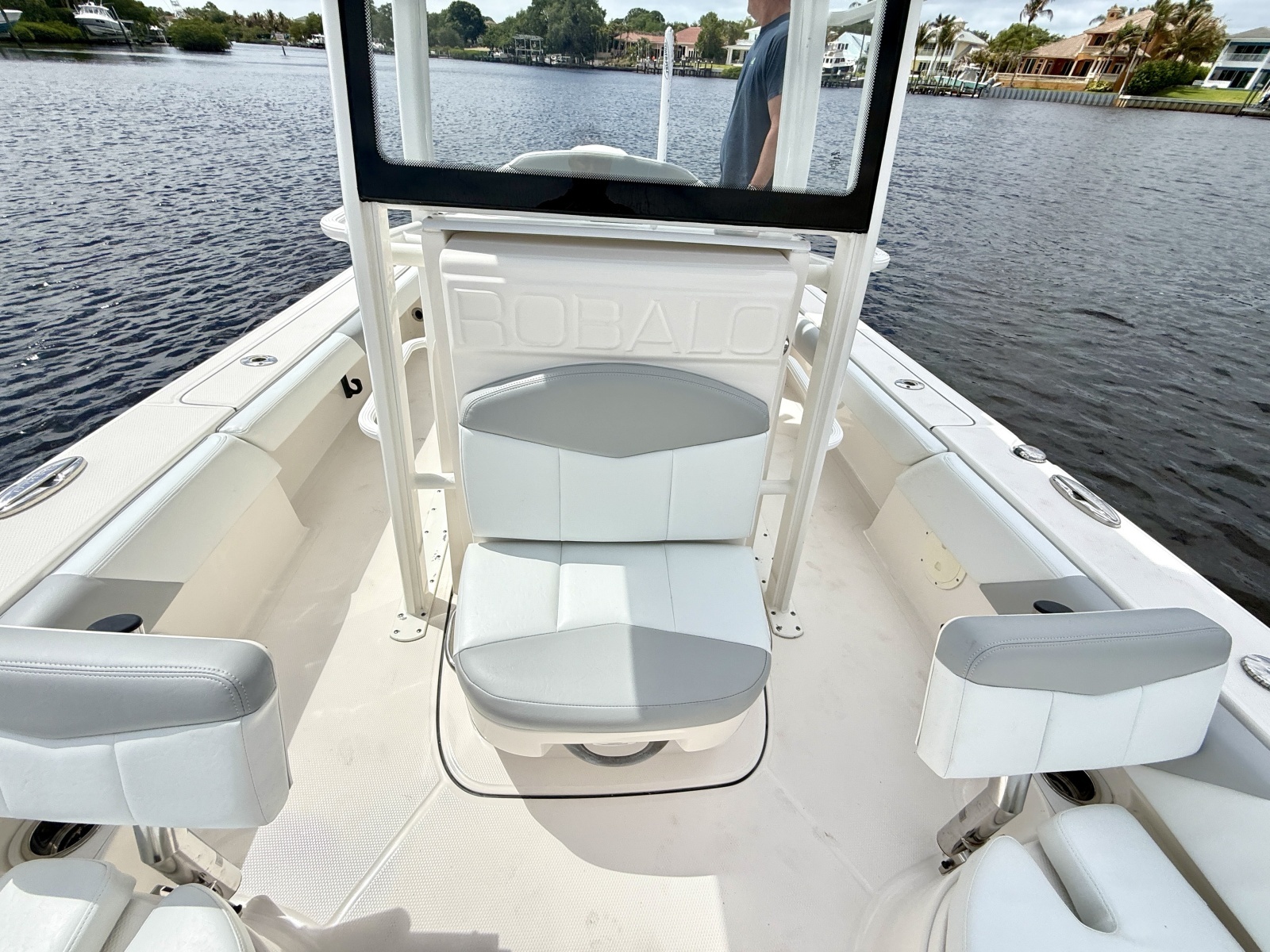 246 CAYMAS SD 25ft Robalo Yacht For Sale