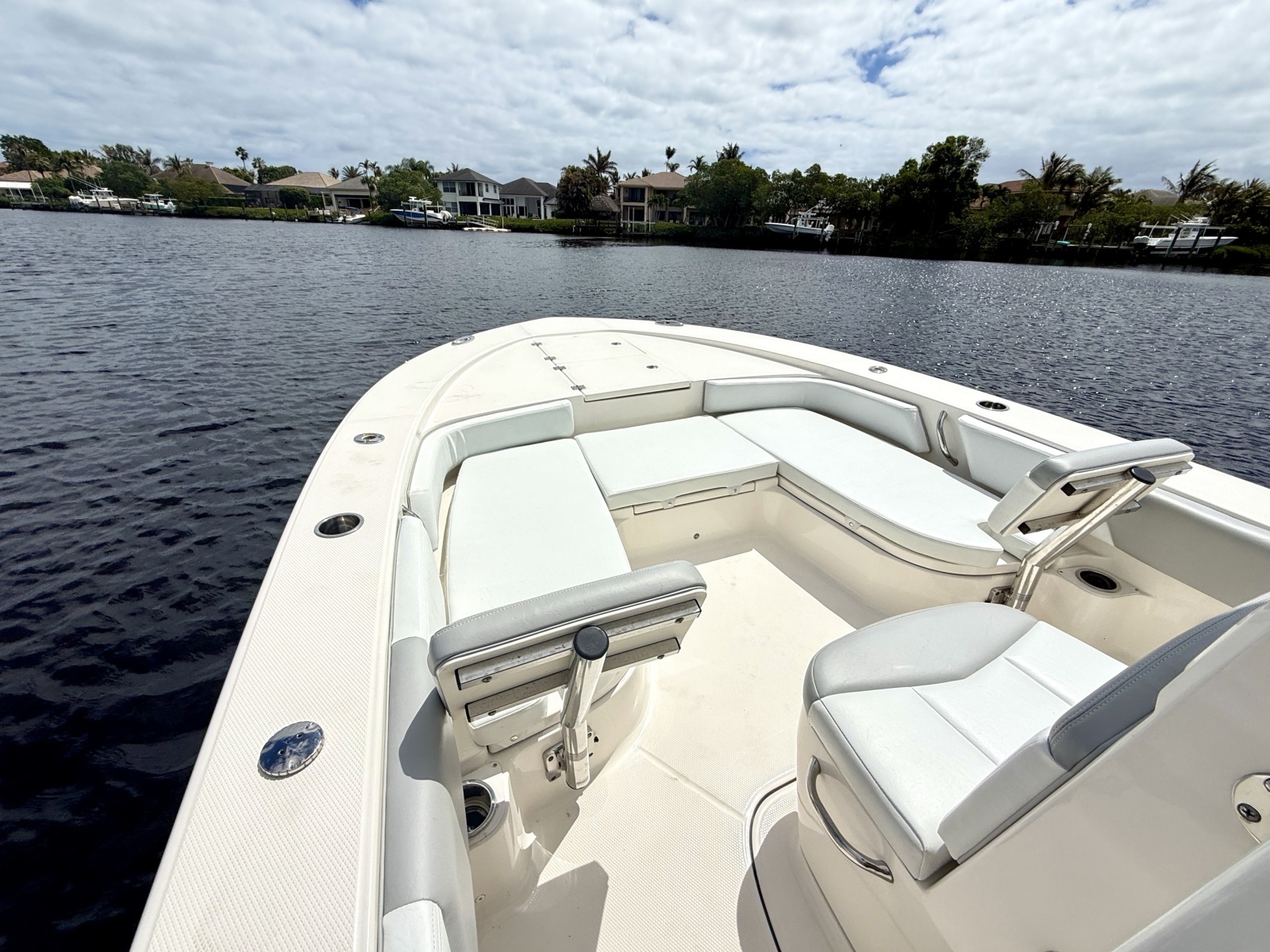 246 CAYMAS SD 25ft Robalo Yacht For Sale