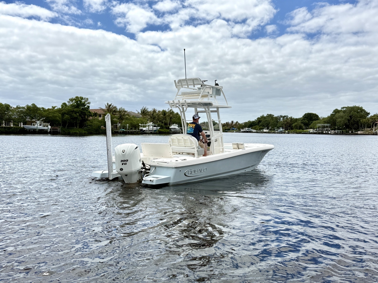 246 CAYMAS SD 25ft Robalo Yacht For Sale