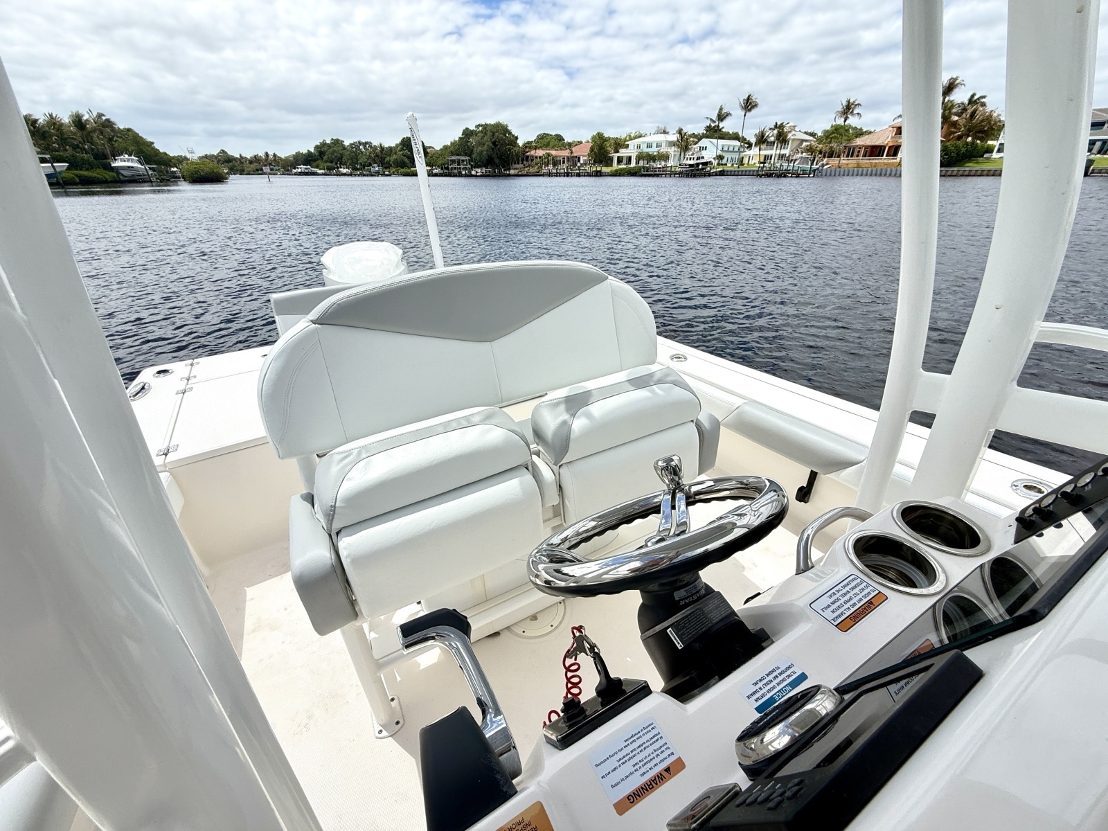 246 CAYMAS SD 25ft Robalo Yacht For Sale