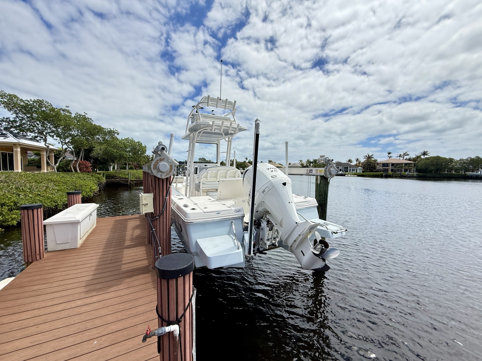 246 CAYMAS SD 25ft Robalo Yacht For Sale