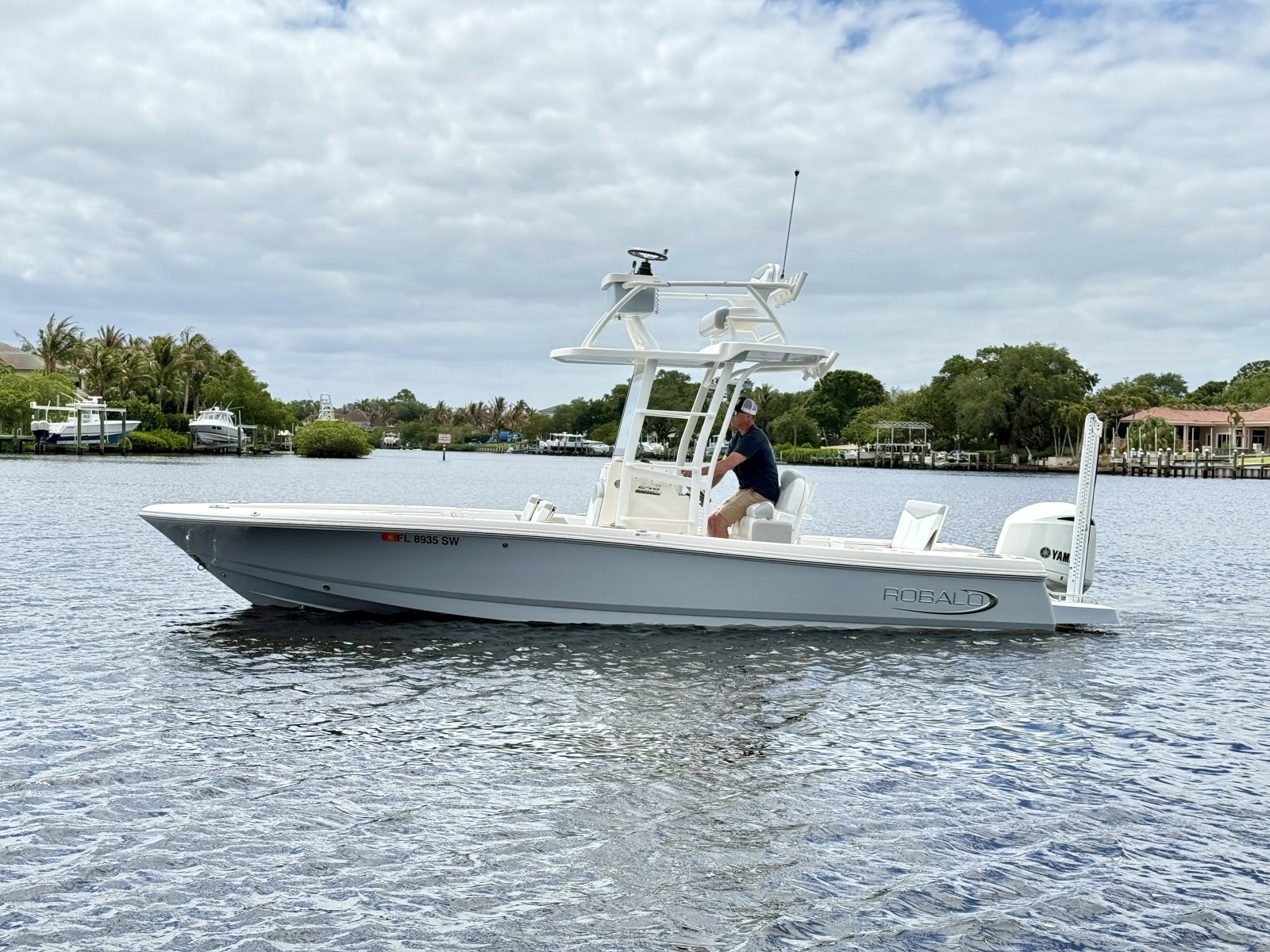 246 CAYMAS SD 25ft Robalo Yacht For Sale