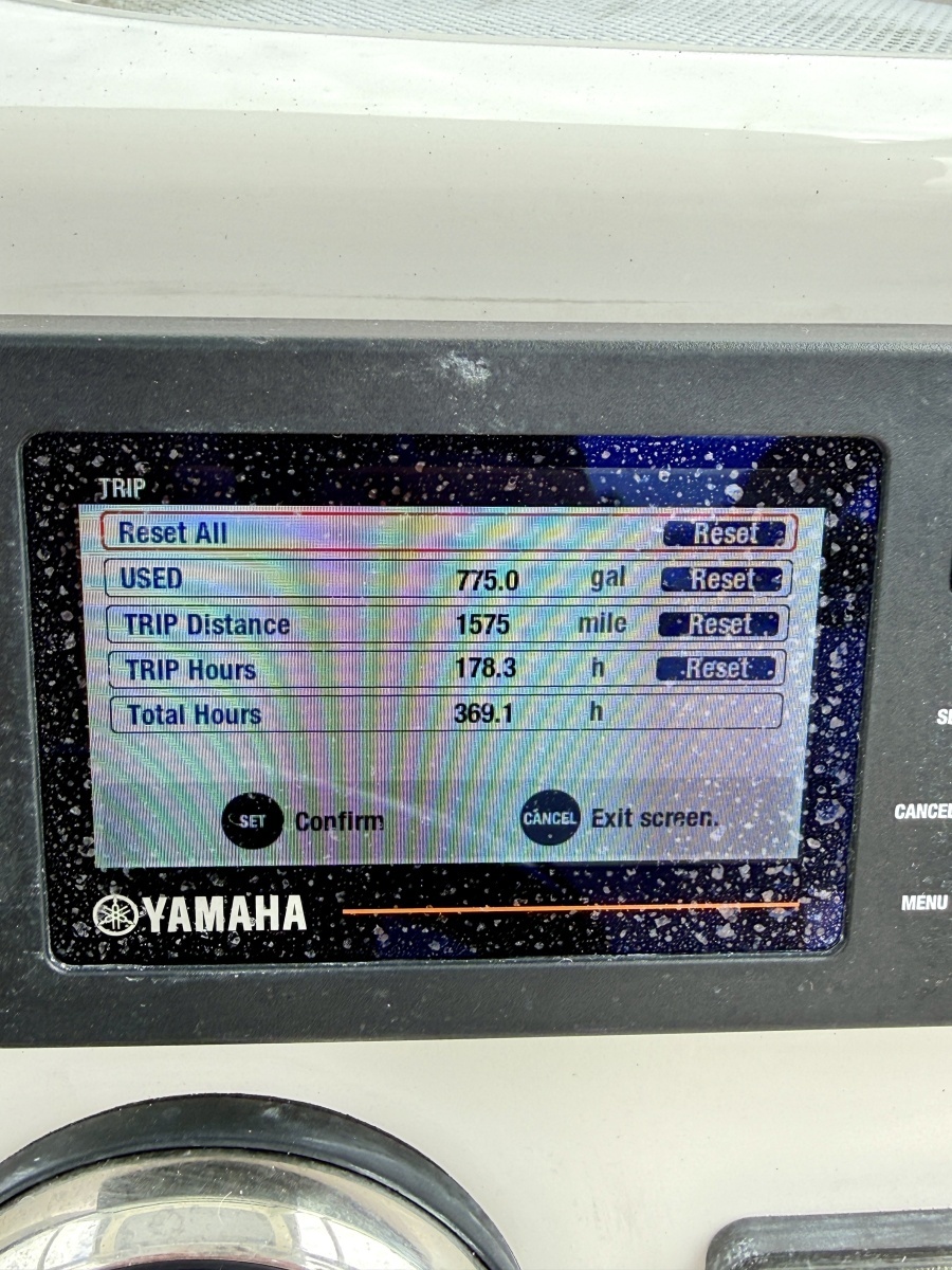 246 CAYMAS SD 25ft Robalo Yacht For Sale