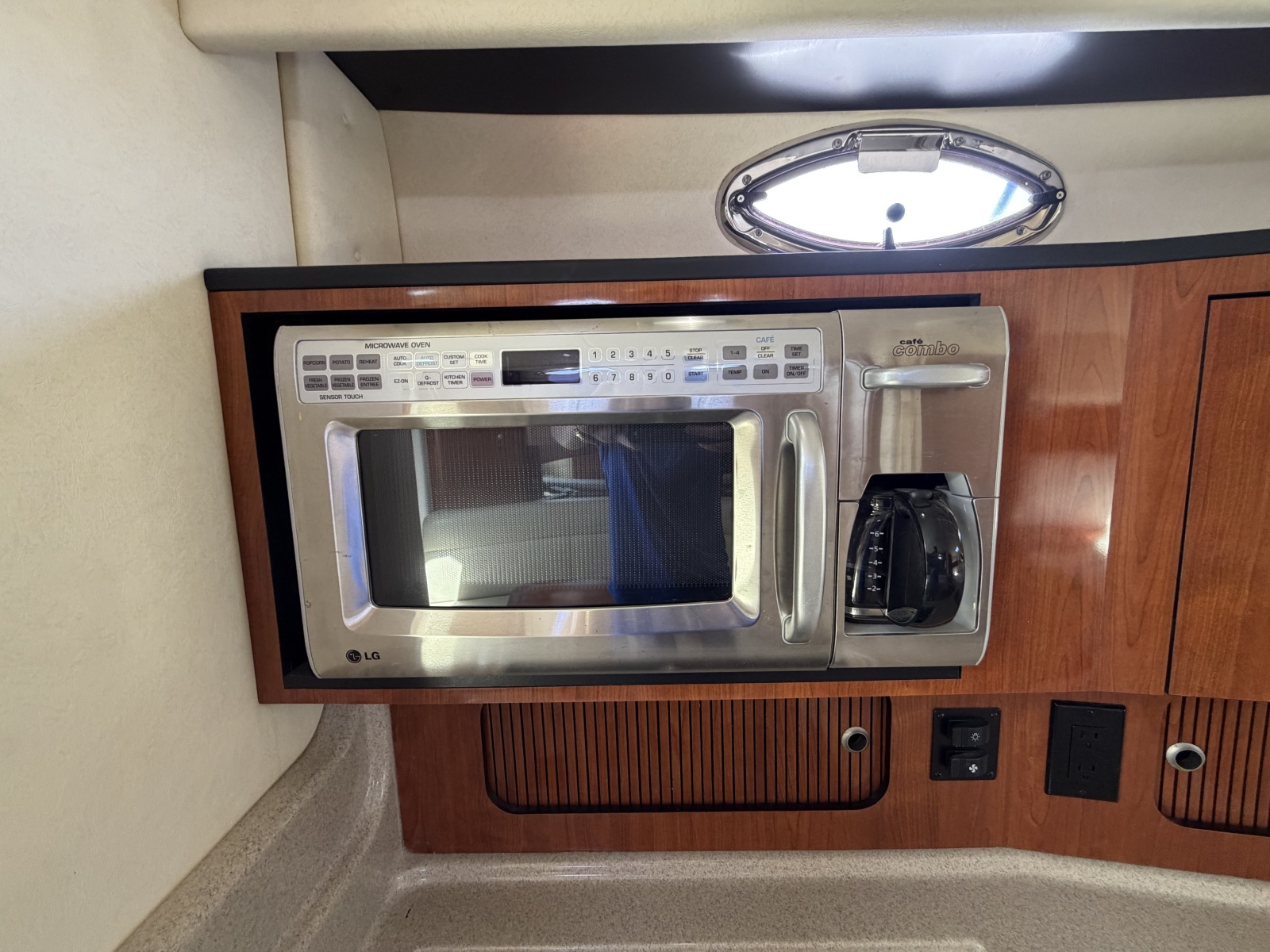 IN A MEETING 32ft Sea Ray Yacht For Sale